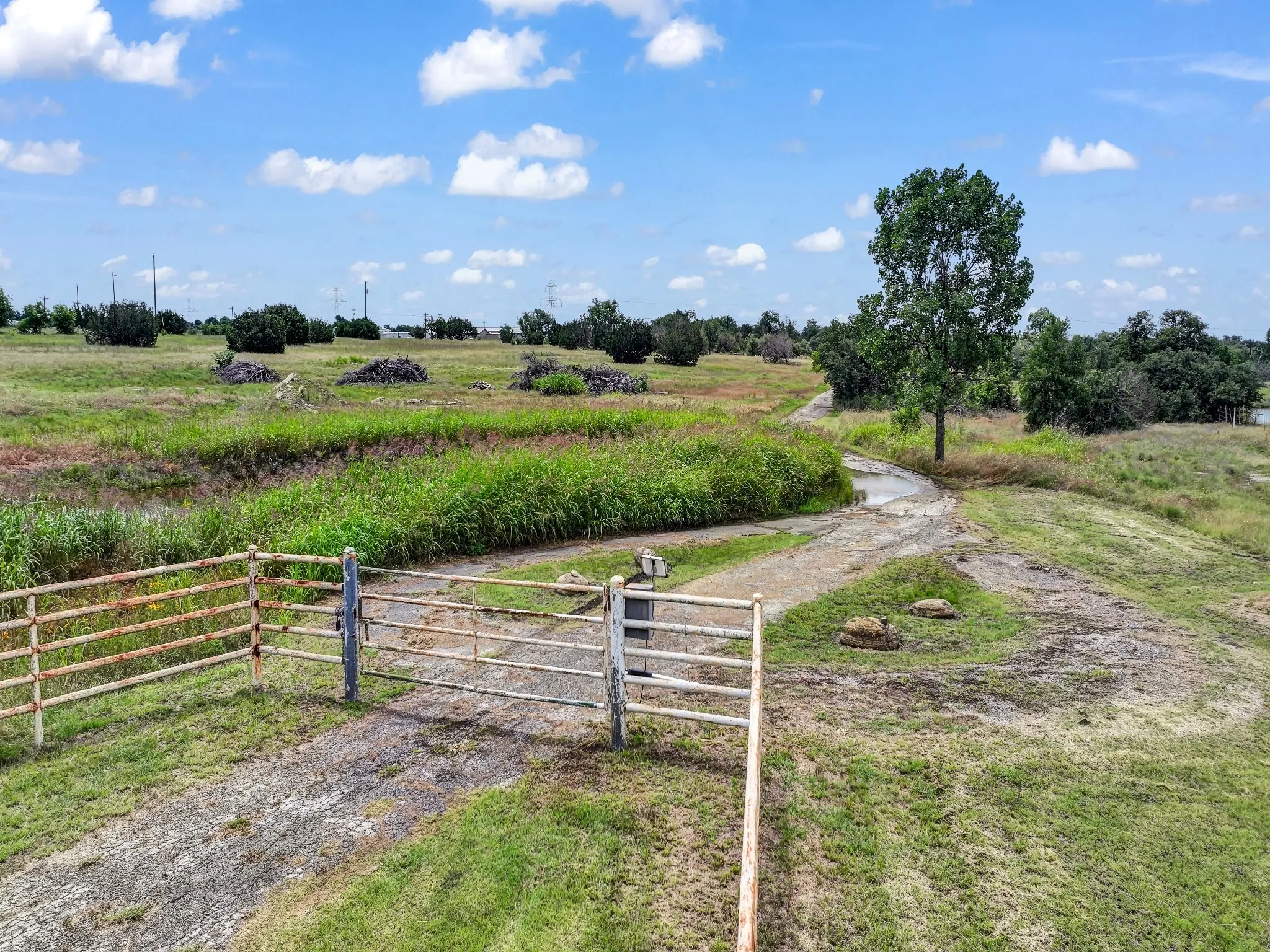 Farm For Sale in Parker County , 401 Old Agnes Road, Weatherford, Texas 76088, 3 Bedroom, 2 Bathroom, 2 Garage spaces, 2,380 Sqft, built in 1978, Preowned, mls#20946572, Real Estate Agent in Weatherford, Homes For Sale in Parker county, Homes For Sale in Weatherford, Realtor in Weatherford Texas, Real Estate Brokerage Independent Realty Texas, Luminita Cordes Realtor