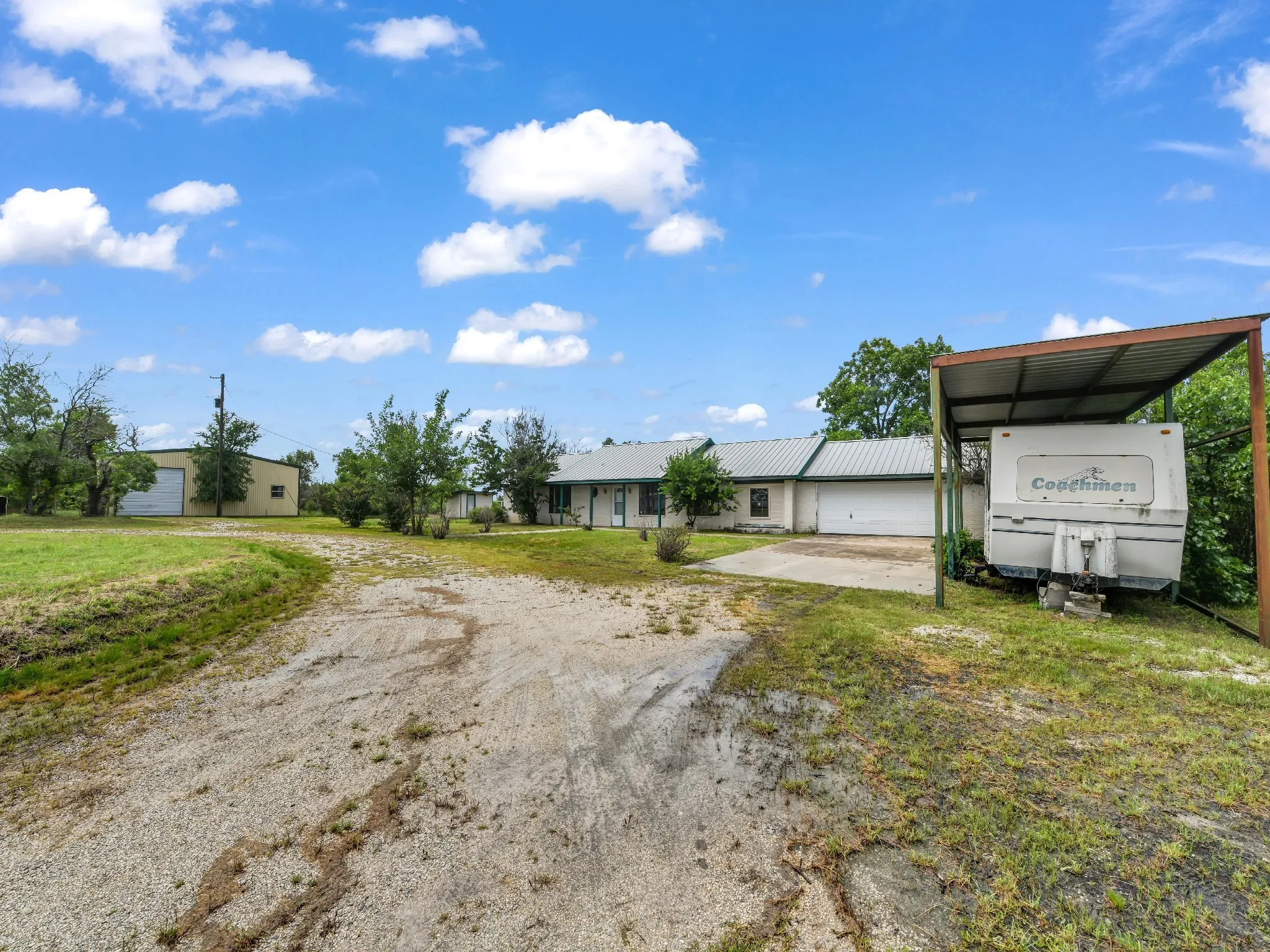 Farm For Sale in Parker County , 401 Old Agnes Road, Weatherford, Texas 76088, 3 Bedroom, 2 Bathroom, 2 Garage spaces, 2,380 Sqft, built in 1978, Preowned, mls#20946572, Real Estate Agent in Weatherford, Homes For Sale in Parker county, Homes For Sale in Weatherford, Realtor in Weatherford Texas, Real Estate Brokerage Independent Realty Texas, Luminita Cordes Realtor