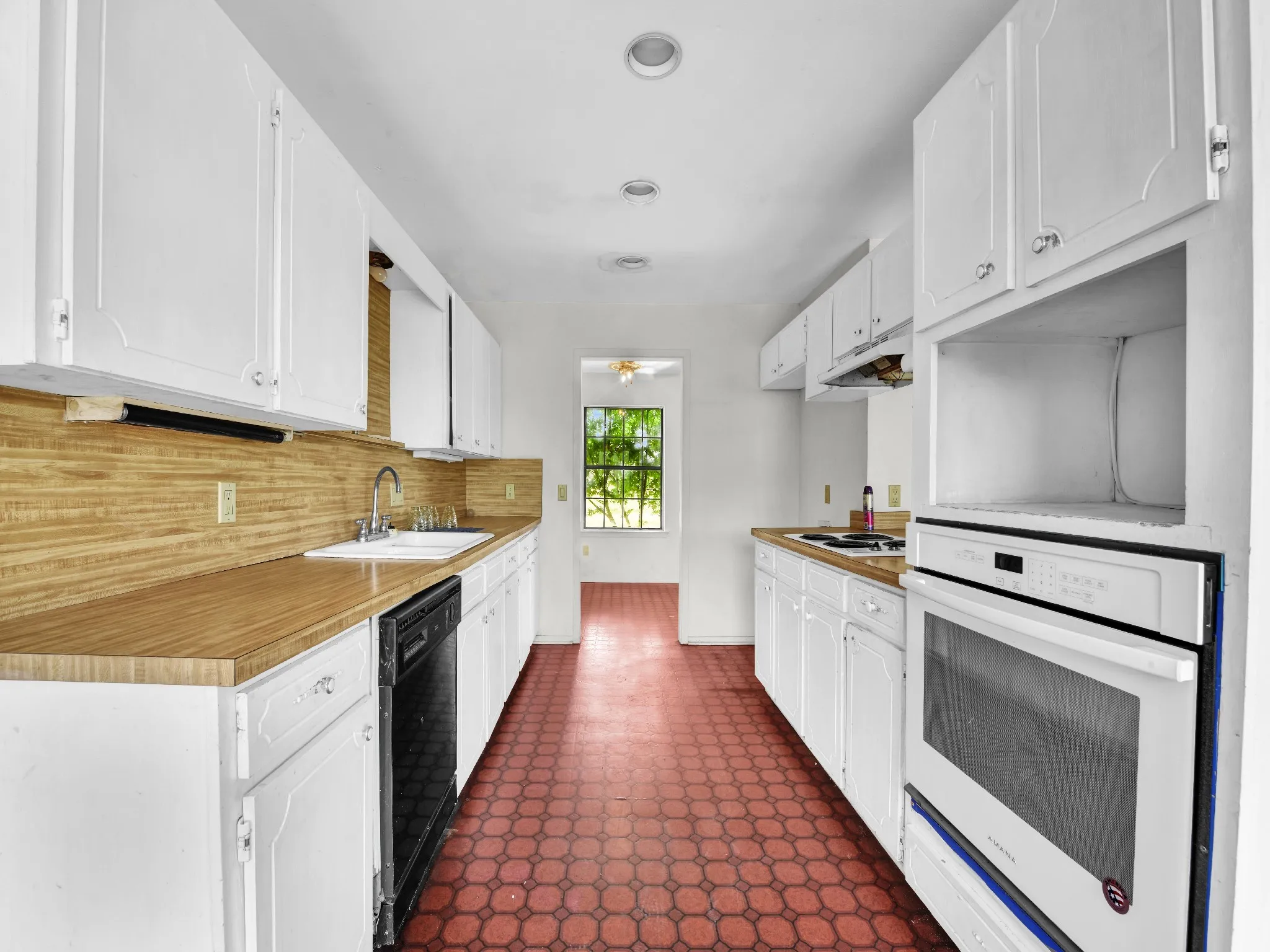 Farm For Sale in Parker County , 401 Old Agnes Road, Weatherford, Texas 76088, 3 Bedroom, 2 Bathroom, 2 Garage spaces, 2,380 Sqft, built in 1978, Preowned, mls#20946572, Real Estate Agent in Weatherford, Homes For Sale in Parker county, Homes For Sale in Weatherford, Realtor in Weatherford Texas, Real Estate Brokerage Independent Realty Texas, Luminita Cordes Realtor