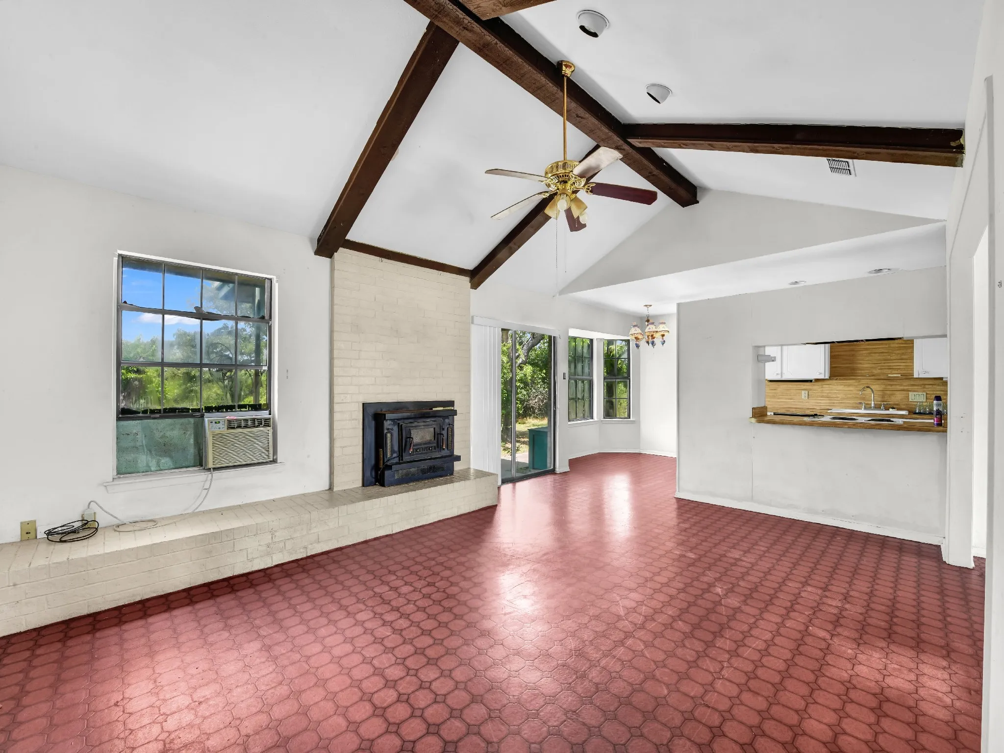 Farm For Sale in Parker County , 401 Old Agnes Road, Weatherford, Texas 76088, 3 Bedroom, 2 Bathroom, 2 Garage spaces, 2,380 Sqft, built in 1978, Preowned, mls#20946572, Real Estate Agent in Weatherford, Homes For Sale in Parker county, Homes For Sale in Weatherford, Realtor in Weatherford Texas, Real Estate Brokerage Independent Realty Texas, Luminita Cordes Realtor