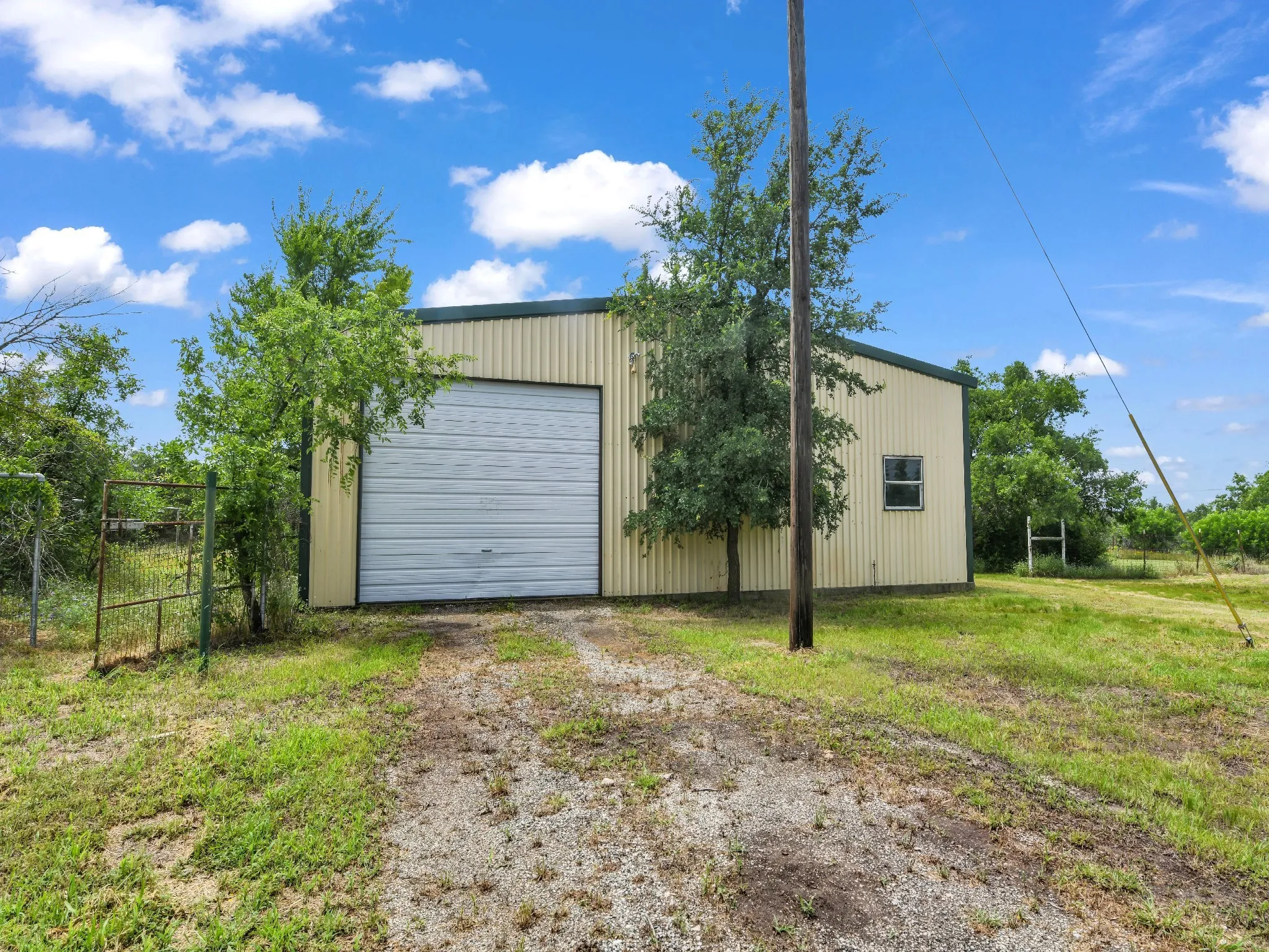 Farm For Sale in Parker County , 401 Old Agnes Road, Weatherford, Texas 76088, 3 Bedroom, 2 Bathroom, 2 Garage spaces, 2,380 Sqft, built in 1978, Preowned, mls#20946572, Real Estate Agent in Weatherford, Homes For Sale in Parker county, Homes For Sale in Weatherford, Realtor in Weatherford Texas, Real Estate Brokerage Independent Realty Texas, Luminita Cordes Realtor