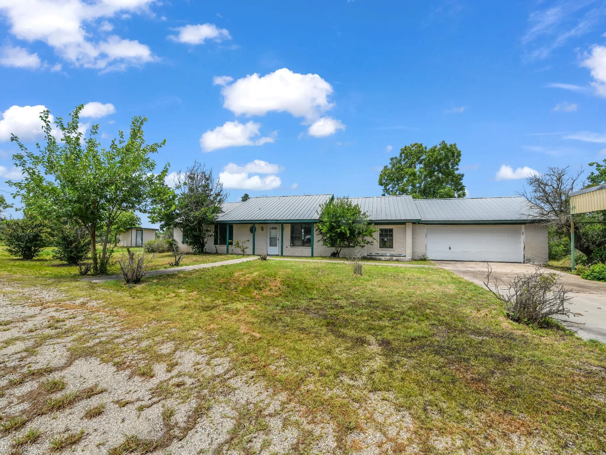Farm For Sale in Parker County , 401 Old Agnes Road, Weatherford, Texas 76088, 3 Bedroom, 2 Bathroom, 2 Garage spaces, 2,380 Sqft, built in 1978, Preowned, mls#20946572, Real Estate Agent in Weatherford, Homes For Sale in Parker county, Homes For Sale in Weatherford, Realtor in Weatherford Texas, Real Estate Brokerage Independent Realty Texas, Luminita Cordes Realtor