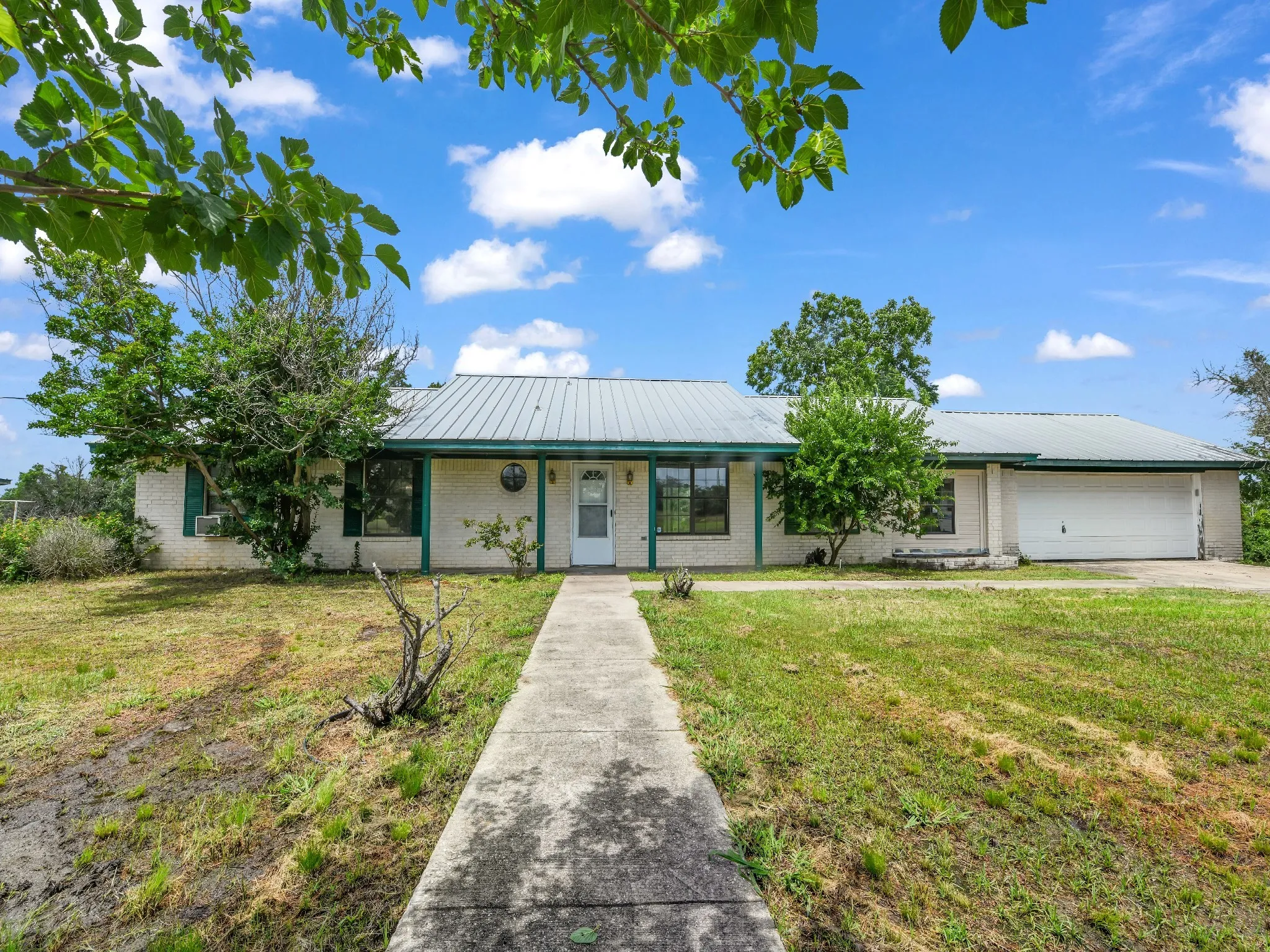 Farm For Sale in Parker County , 401 Old Agnes Road, Weatherford, Texas 76088, 3 Bedroom, 2 Bathroom, 2 Garage spaces, 2,380 Sqft, built in 1978, Preowned, mls#20946572, Real Estate Agent in Weatherford, Homes For Sale in Parker county, Homes For Sale in Weatherford, Realtor in Weatherford Texas, Real Estate Brokerage Independent Realty Texas, Luminita Cordes Realtor