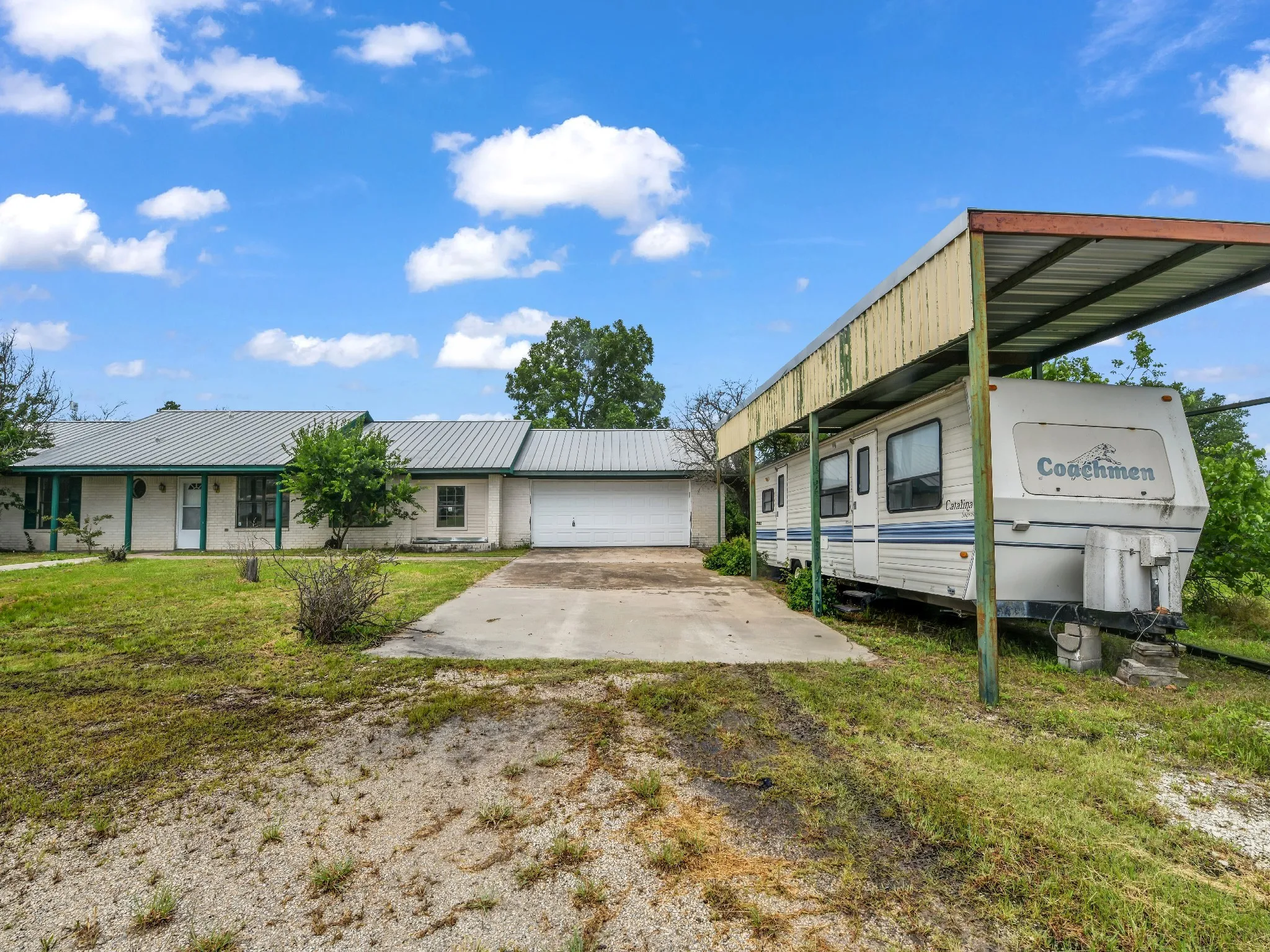Farm For Sale in Parker County , 401 Old Agnes Road, Weatherford, Texas 76088, 3 Bedroom, 2 Bathroom, 2 Garage spaces, 2,380 Sqft, built in 1978, Preowned, mls#20946572, Real Estate Agent in Weatherford, Homes For Sale in Parker county, Homes For Sale in Weatherford, Realtor in Weatherford Texas, Real Estate Brokerage Independent Realty Texas, Luminita Cordes Realtor