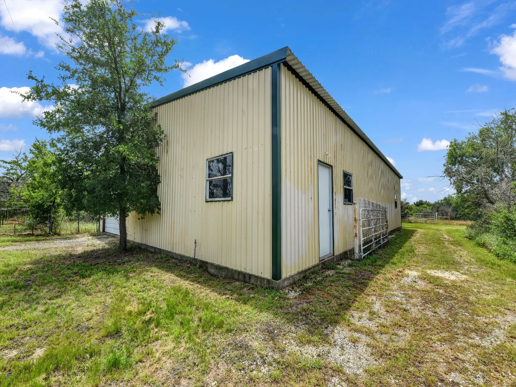 Farm For Sale in Parker County , 401 Old Agnes Road, Weatherford, Texas 76088, 3 Bedroom, 2 Bathroom, 2 Garage spaces, 2,380 Sqft, built in 1978, Preowned, mls#20946572, Real Estate Agent in Weatherford, Homes For Sale in Parker county, Homes For Sale in Weatherford, Realtor in Weatherford Texas, Real Estate Brokerage Independent Realty Texas, Luminita Cordes Realtor
