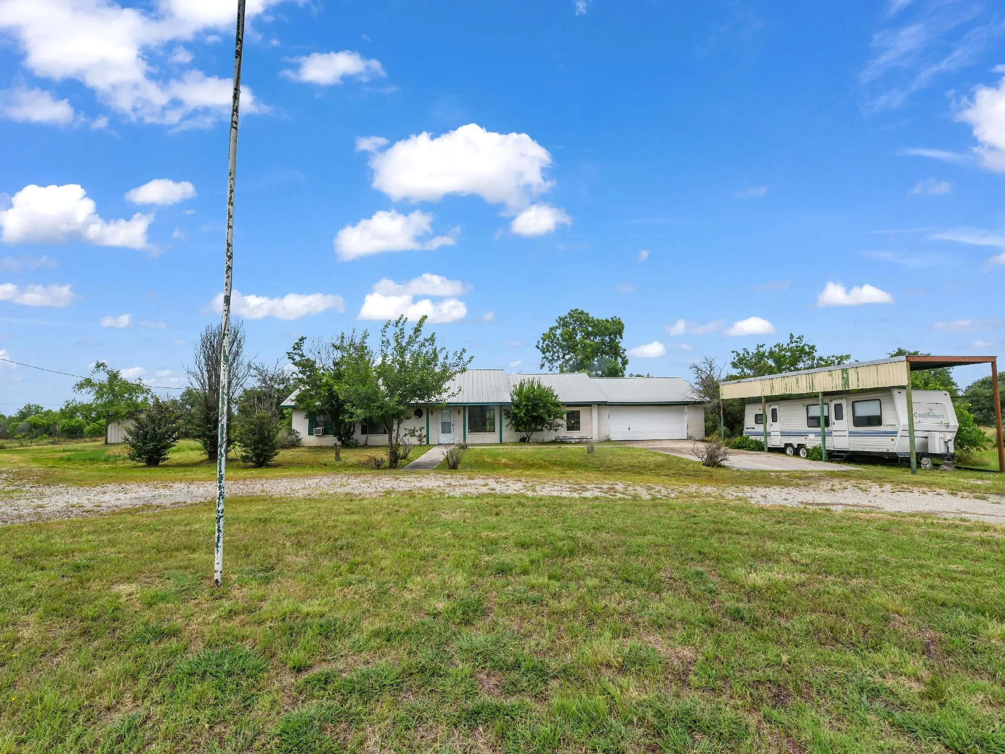 Farm For Sale in Parker County , 401 Old Agnes Road, Weatherford, Texas 76088, 3 Bedroom, 2 Bathroom, 2 Garage spaces, 2,380 Sqft, built in 1978, Preowned, mls#20946572, Real Estate Agent in Weatherford, Homes For Sale in Parker county, Homes For Sale in Weatherford, Realtor in Weatherford Texas, Real Estate Brokerage Independent Realty Texas, Luminita Cordes Realtor