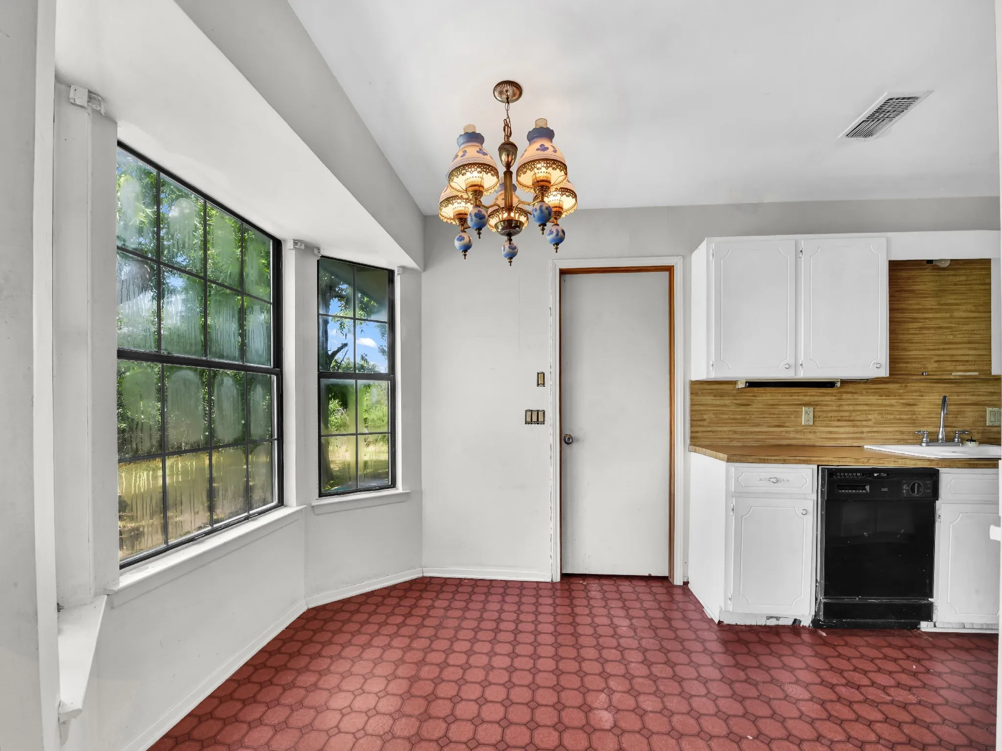 Farm For Sale in Parker County , 401 Old Agnes Road, Weatherford, Texas 76088, 3 Bedroom, 2 Bathroom, 2 Garage spaces, 2,380 Sqft, built in 1978, Preowned, mls#20946572, Real Estate Agent in Weatherford, Homes For Sale in Parker county, Homes For Sale in Weatherford, Realtor in Weatherford Texas, Real Estate Brokerage Independent Realty Texas, Luminita Cordes Realtor