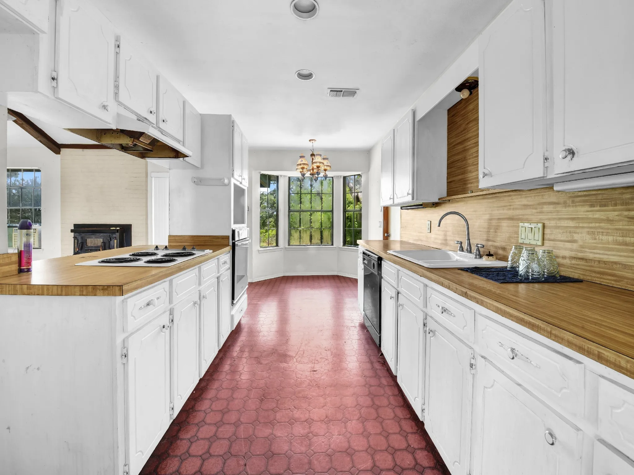 Farm For Sale in Parker County , 401 Old Agnes Road, Weatherford, Texas 76088, 3 Bedroom, 2 Bathroom, 2 Garage spaces, 2,380 Sqft, built in 1978, Preowned, mls#20946572, Real Estate Agent in Weatherford, Homes For Sale in Parker county, Homes For Sale in Weatherford, Realtor in Weatherford Texas, Real Estate Brokerage Independent Realty Texas, Luminita Cordes Realtor