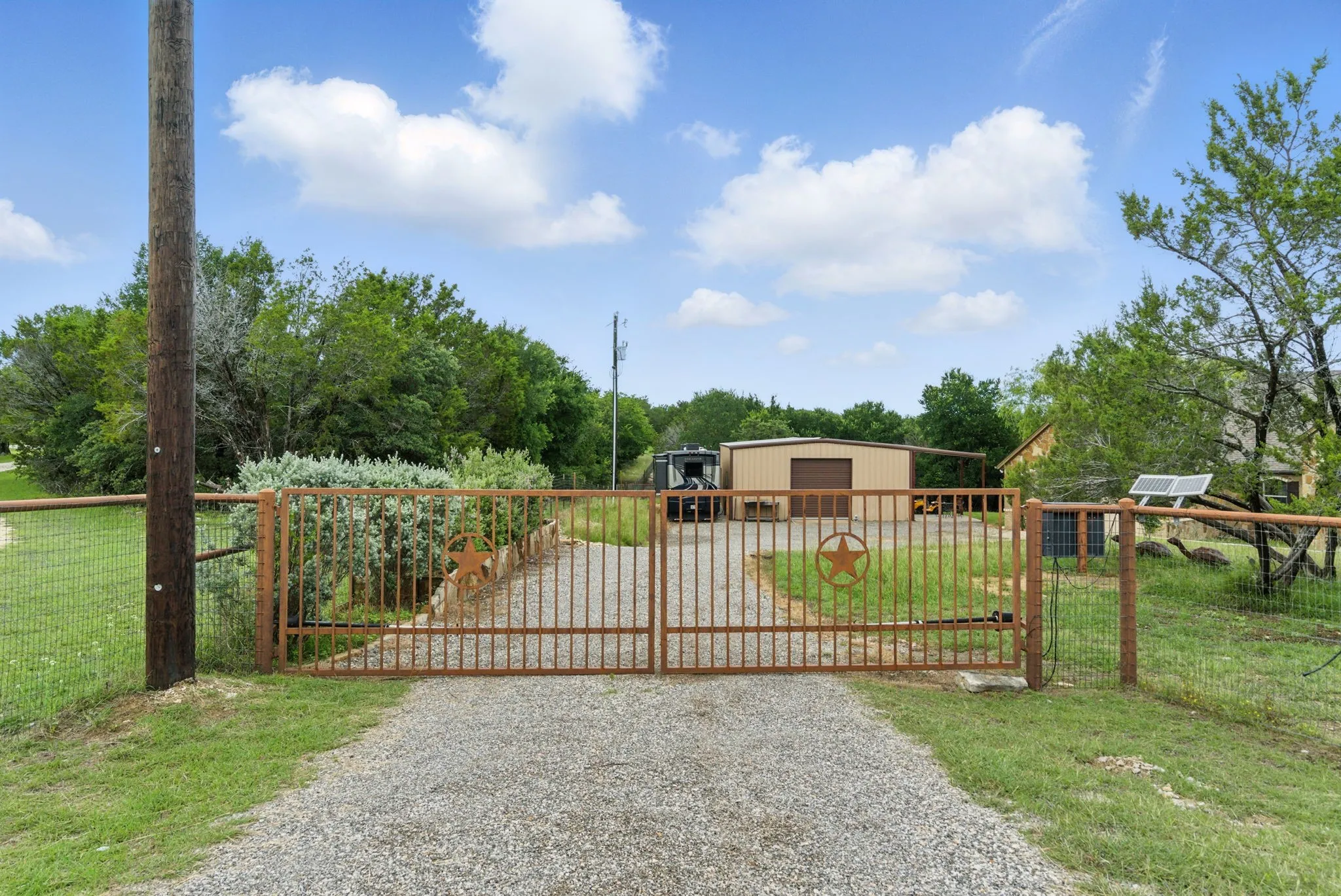Single Family Residence For Sale in Erath County , 565 Ridgeway Drive, Bluff Dale, Texas 76433, 4 Bedroom, 3 Bathroom, 2 Garage spaces, 2,807 Sqft, built in 2016, Preowned, mls#20968251, Real Estate Agent in Bluff Dale, Homes For Sale in Erath county, Homes For Sale in Bluff Dale, Realtor in Bluff Dale Texas, Real Estate Brokerage Independent Realty Texas, Luminita Cordes Realtor