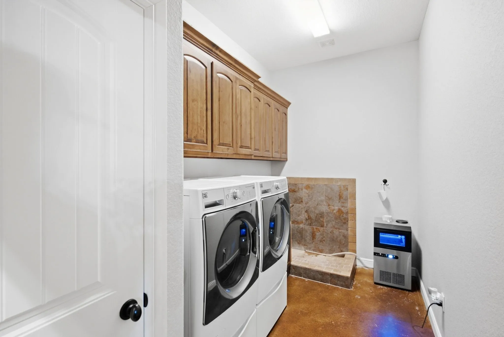 Utility with grooming station