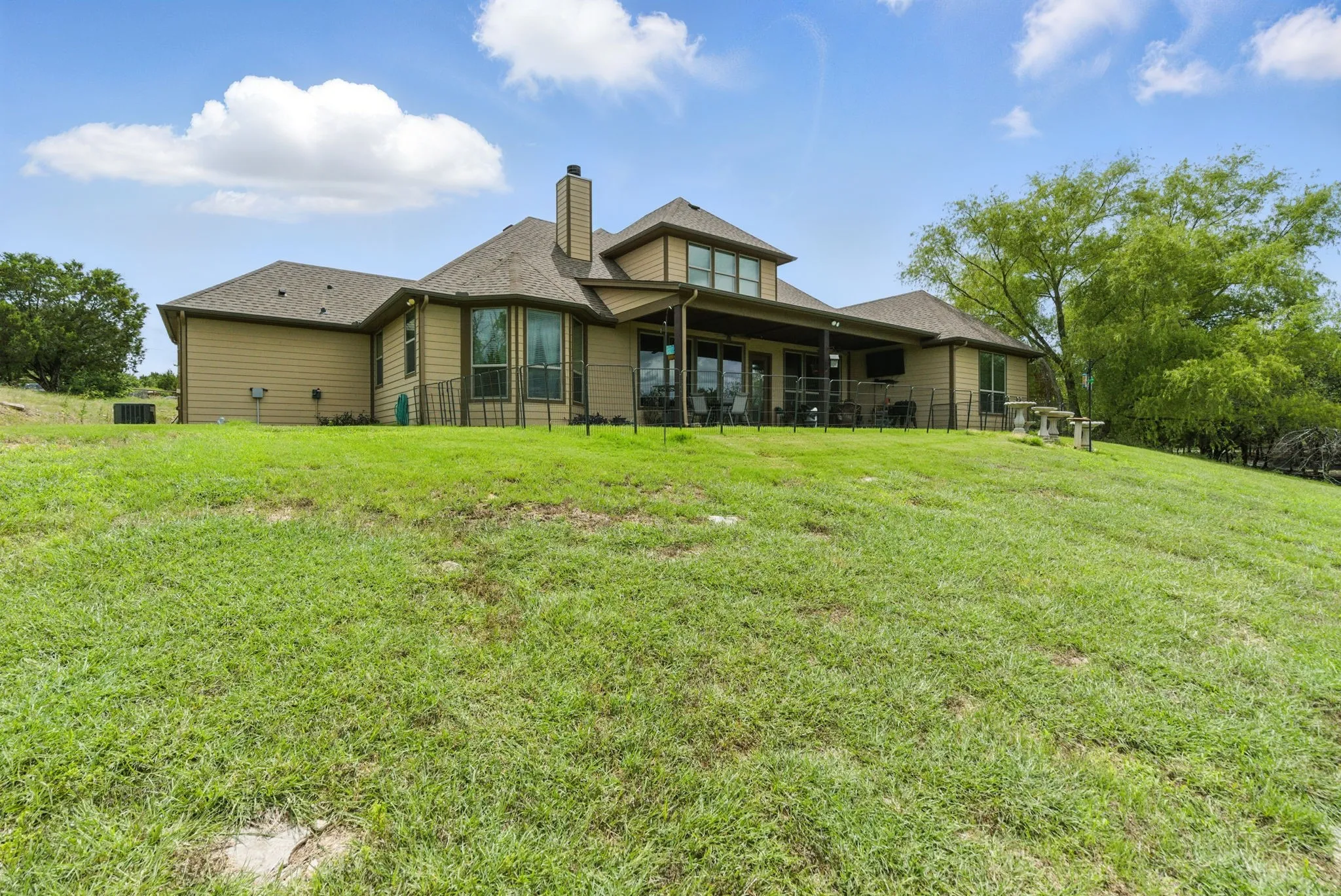 Single Family Residence For Sale in Erath County , 565 Ridgeway Drive, Bluff Dale, Texas 76433, 4 Bedroom, 3 Bathroom, 2 Garage spaces, 2,807 Sqft, built in 2016, Preowned, mls#20968251, Real Estate Agent in Bluff Dale, Homes For Sale in Erath county, Homes For Sale in Bluff Dale, Realtor in Bluff Dale Texas, Real Estate Brokerage Independent Realty Texas, Luminita Cordes Realtor