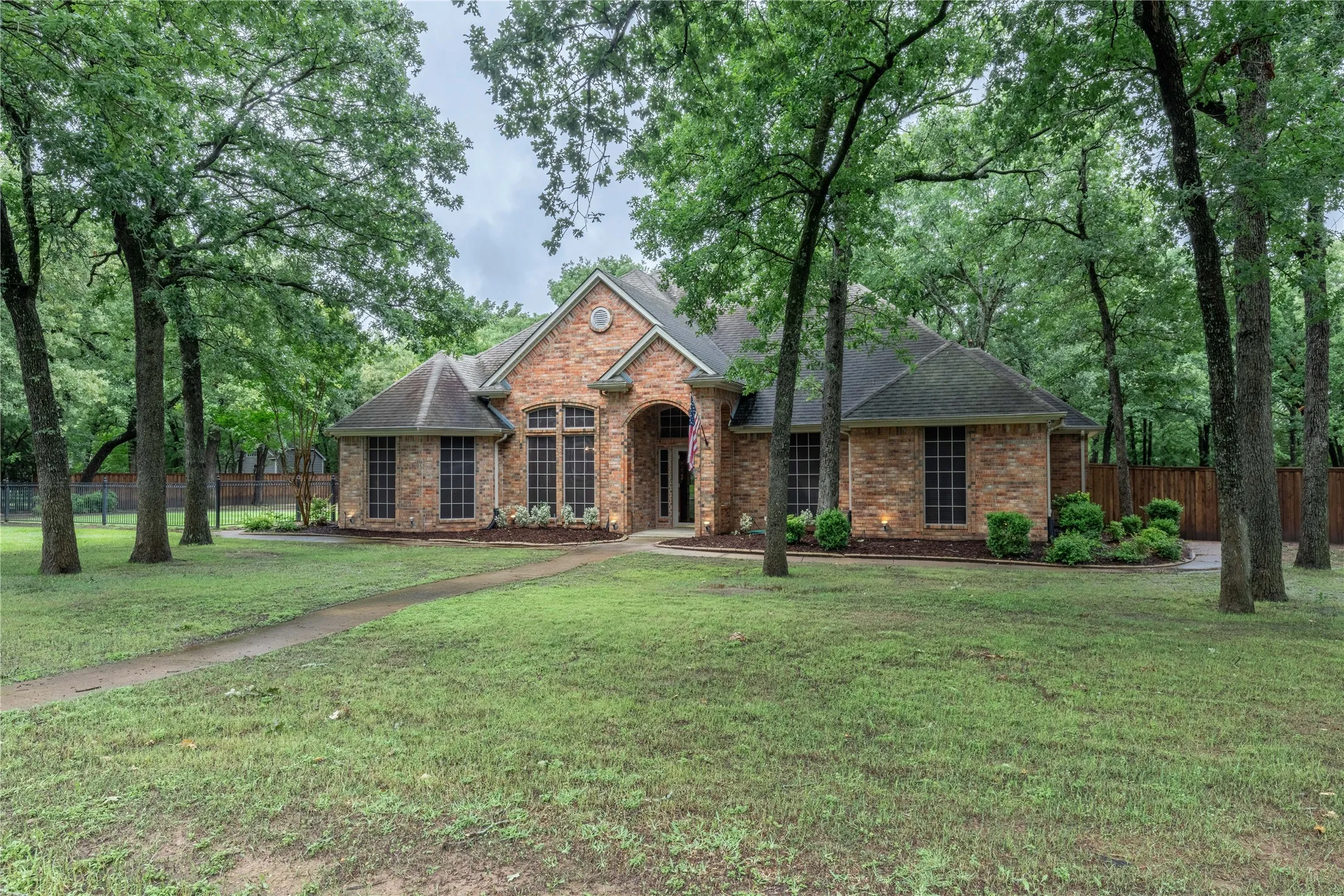 Single Family Residence For Sale in Kaufman County , 320 Rustic Oaks, Combine, Texas 75159, 4 Bedroom, 4 Bathroom, 2 Garage spaces, 3,404 Sqft, built in 2000, Preowned, Price $545,000, mls#20969831, Real Estate Agent in Combine, Homes For Sale in Kaufman county, Homes For Sale in Combine, Realtor in Combine Texas, Real Estate Brokerage Independent Realty Texas, Luminita Cordes Realtor