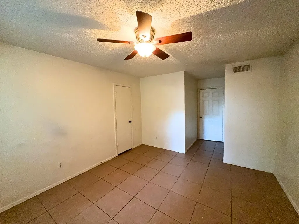 Apartment For Rent in Denton County , 219 Fry Street 1, Denton, Texas 76201, 2 Bedroom, 1 Bathroom, Garage spaces, 885 Sqft, built in 1980, Preowned, mls#20970254, Real Estate Agent in Denton, Homes For Rent in Denton county, Homes For Rent in Denton, Realtor in Denton Texas, Real Estate Brokerage Independent Realty Texas, Luminita Cordes Realtor