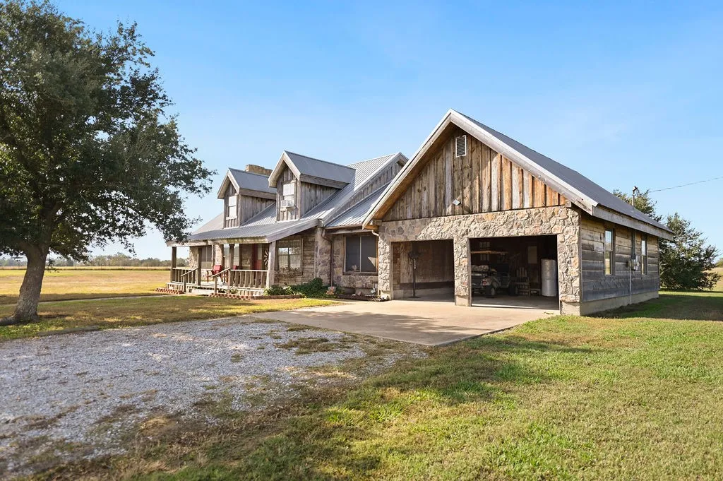 Single Family Residence For Sale in Rains County , 411 Rs County Road 4525, Point, Texas 75472, 4 Bedroom, 3 Bathroom, 2 Garage spaces, 2,744 Sqft, built in 1992, mls#20971227, Real Estate Agent in Point, Homes For Sale in Rains county, Homes For Sale in Point, Realtor in Point Texas, Real Estate Brokerage Independent Realty Texas, Luminita Cordes Realtor