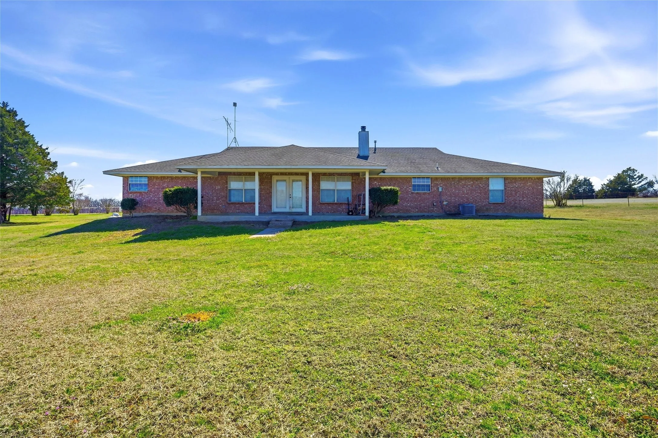 Single Family Residence For Sale in Grayson County , 929 County Line Church Road, Whitesboro, Texas 76273, 4 Bedroom, 4 Bathroom, 2 Garage spaces, 3,728 Sqft, built in 1996, mls#20967541, Real Estate Agent in Whitesboro, Homes For Sale in Grayson county, Homes For Sale in Whitesboro, Realtor in Whitesboro Texas, Real Estate Brokerage Independent Realty Texas, Luminita Cordes Realtor