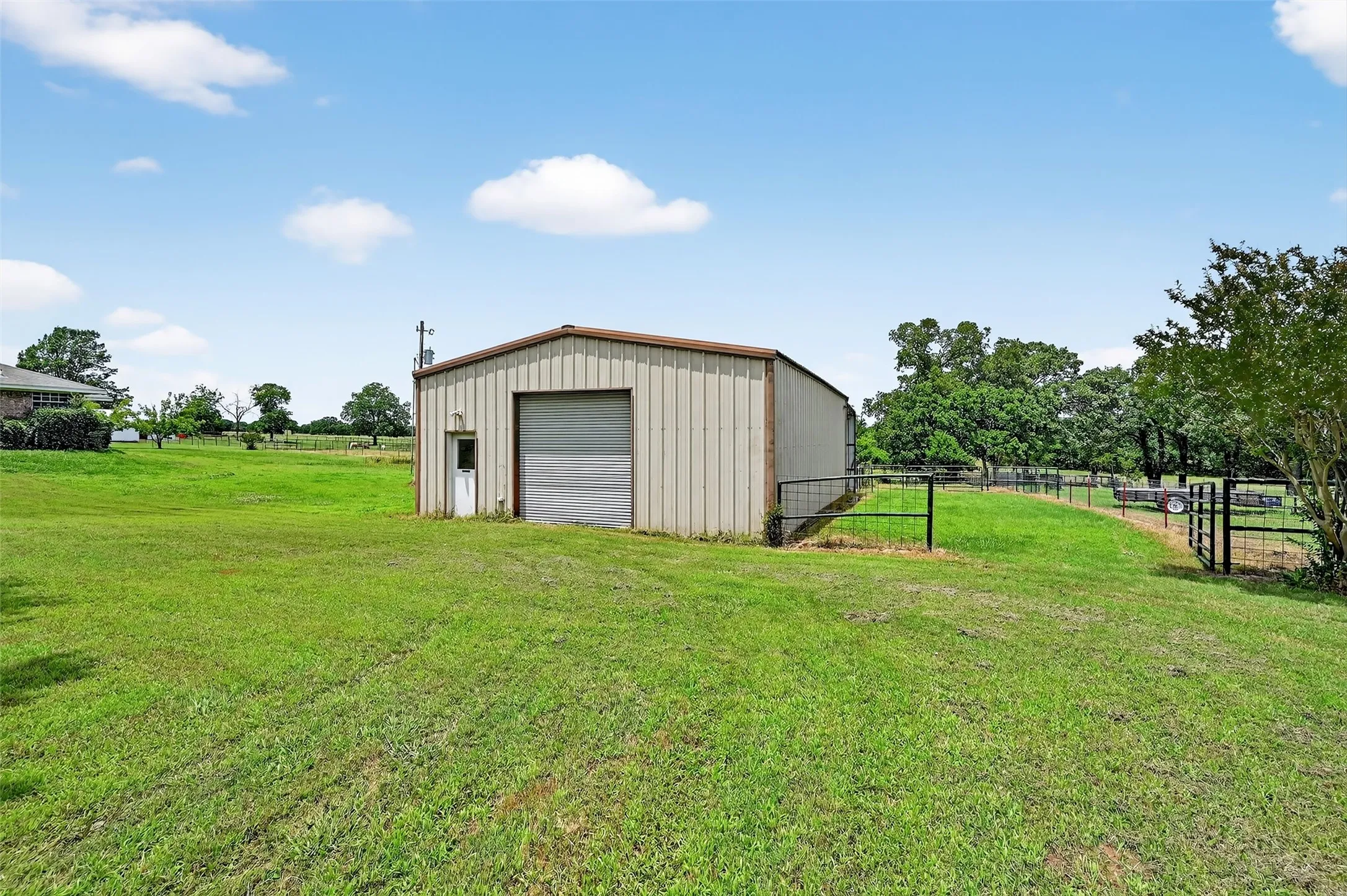 Single Family Residence For Sale in Grayson County , 929 County Line Church Road, Whitesboro, Texas 76273, 4 Bedroom, 4 Bathroom, 2 Garage spaces, 3,728 Sqft, built in 1996, mls#20967541, Real Estate Agent in Whitesboro, Homes For Sale in Grayson county, Homes For Sale in Whitesboro, Realtor in Whitesboro Texas, Real Estate Brokerage Independent Realty Texas, Luminita Cordes Realtor