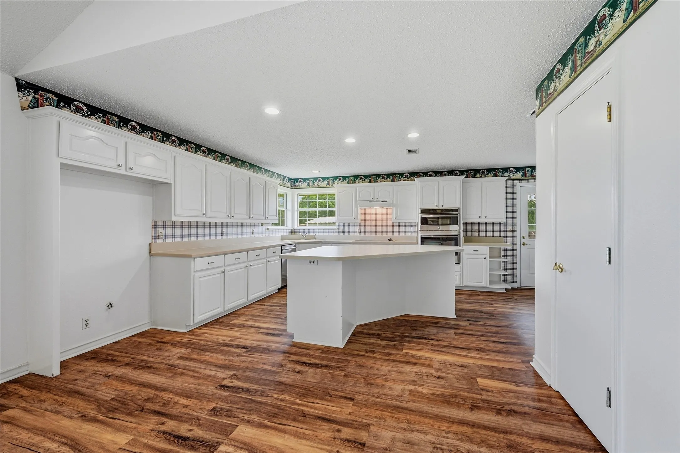 Single Family Residence For Sale in Grayson County , 929 County Line Church Road, Whitesboro, Texas 76273, 4 Bedroom, 4 Bathroom, 2 Garage spaces, 3,728 Sqft, built in 1996, mls#20967541, Real Estate Agent in Whitesboro, Homes For Sale in Grayson county, Homes For Sale in Whitesboro, Realtor in Whitesboro Texas, Real Estate Brokerage Independent Realty Texas, Luminita Cordes Realtor