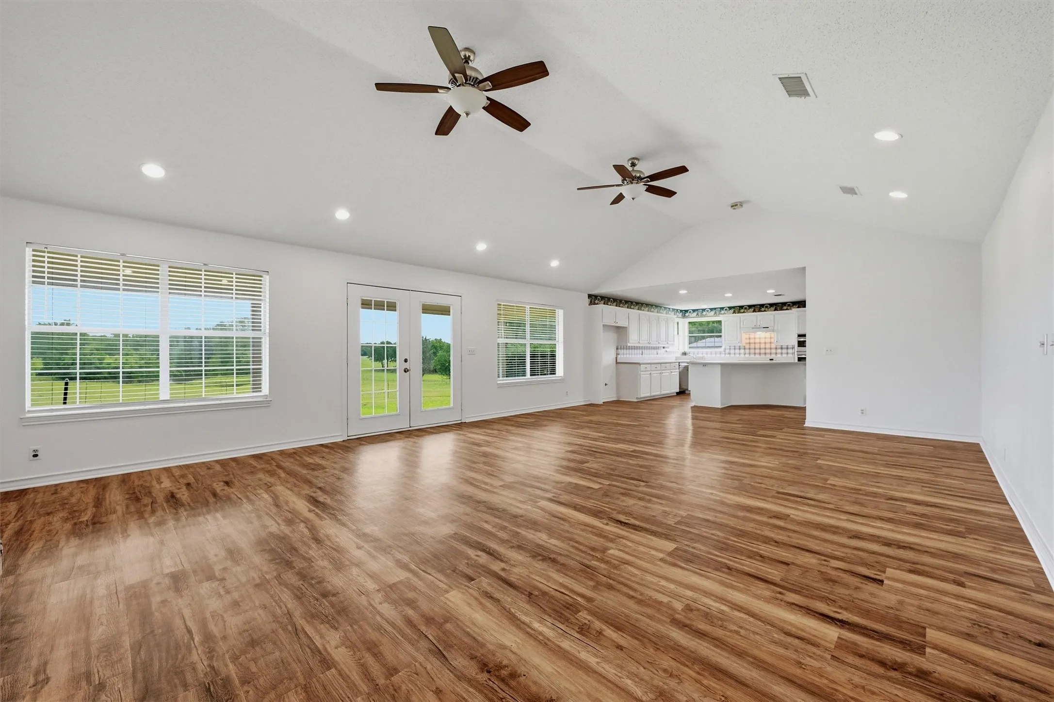 Single Family Residence For Sale in Grayson County , 929 County Line Church Road, Whitesboro, Texas 76273, 4 Bedroom, 4 Bathroom, 2 Garage spaces, 3,728 Sqft, built in 1996, mls#20967541, Real Estate Agent in Whitesboro, Homes For Sale in Grayson county, Homes For Sale in Whitesboro, Realtor in Whitesboro Texas, Real Estate Brokerage Independent Realty Texas, Luminita Cordes Realtor