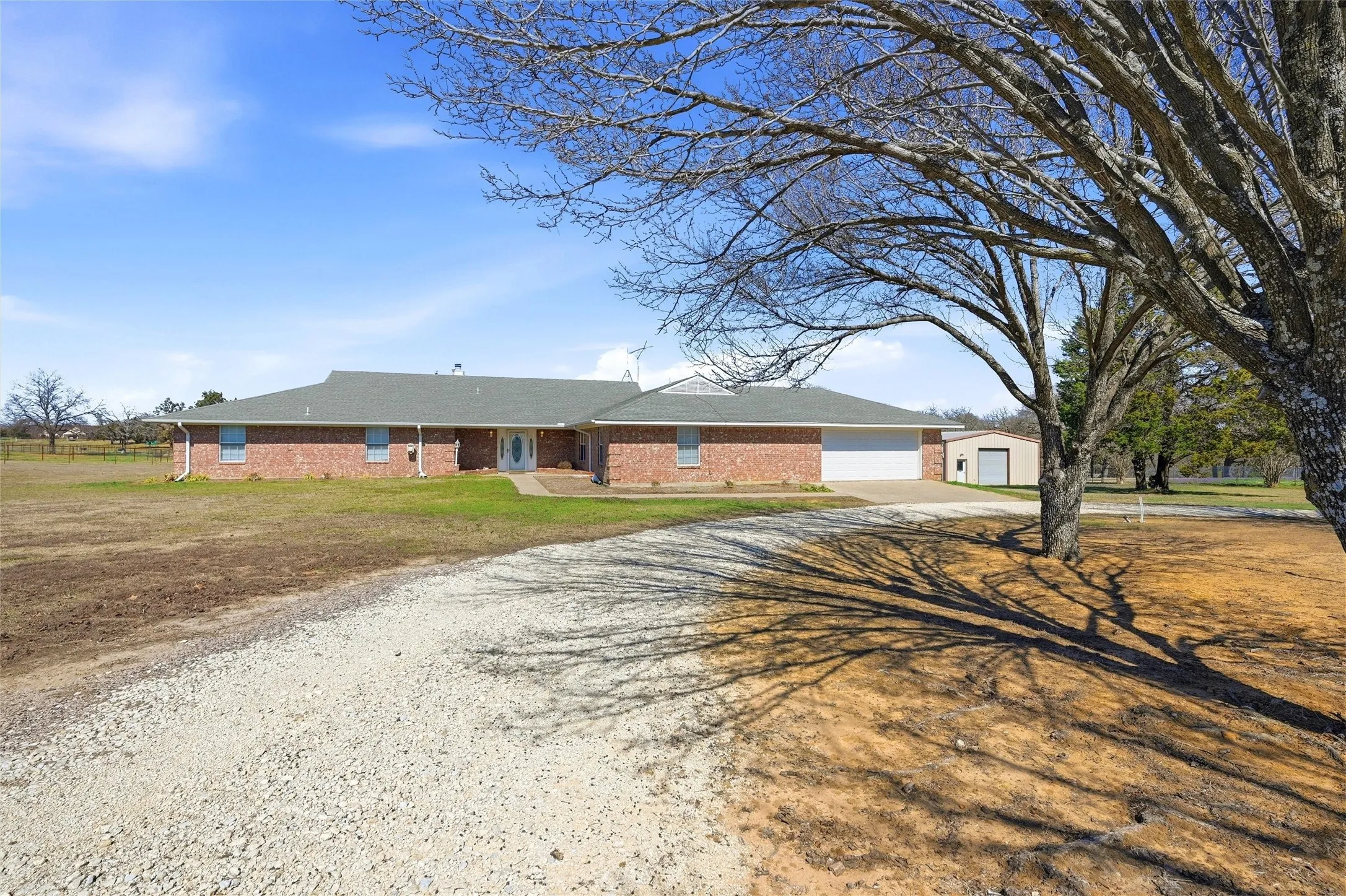 Single Family Residence For Sale in Grayson County , 929 County Line Church Road, Whitesboro, Texas 76273, 4 Bedroom, 4 Bathroom, 2 Garage spaces, 3,728 Sqft, built in 1996, mls#20967541, Real Estate Agent in Whitesboro, Homes For Sale in Grayson county, Homes For Sale in Whitesboro, Realtor in Whitesboro Texas, Real Estate Brokerage Independent Realty Texas, Luminita Cordes Realtor