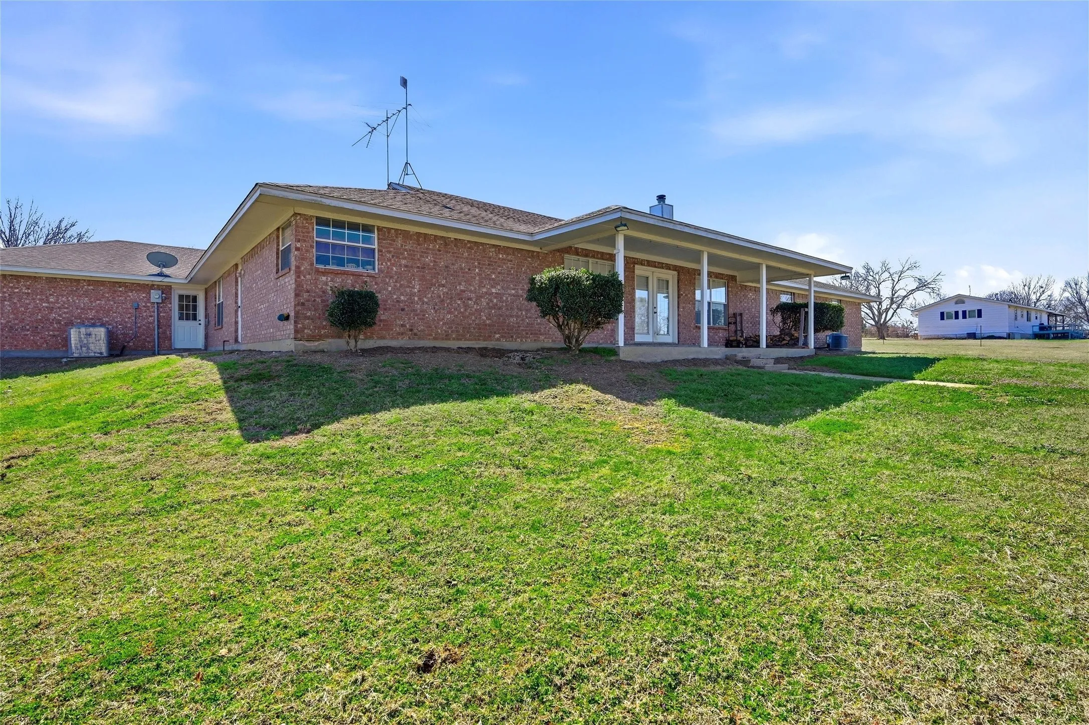 Single Family Residence For Sale in Grayson County , 929 County Line Church Road, Whitesboro, Texas 76273, 4 Bedroom, 4 Bathroom, 2 Garage spaces, 3,728 Sqft, built in 1996, mls#20967541, Real Estate Agent in Whitesboro, Homes For Sale in Grayson county, Homes For Sale in Whitesboro, Realtor in Whitesboro Texas, Real Estate Brokerage Independent Realty Texas, Luminita Cordes Realtor