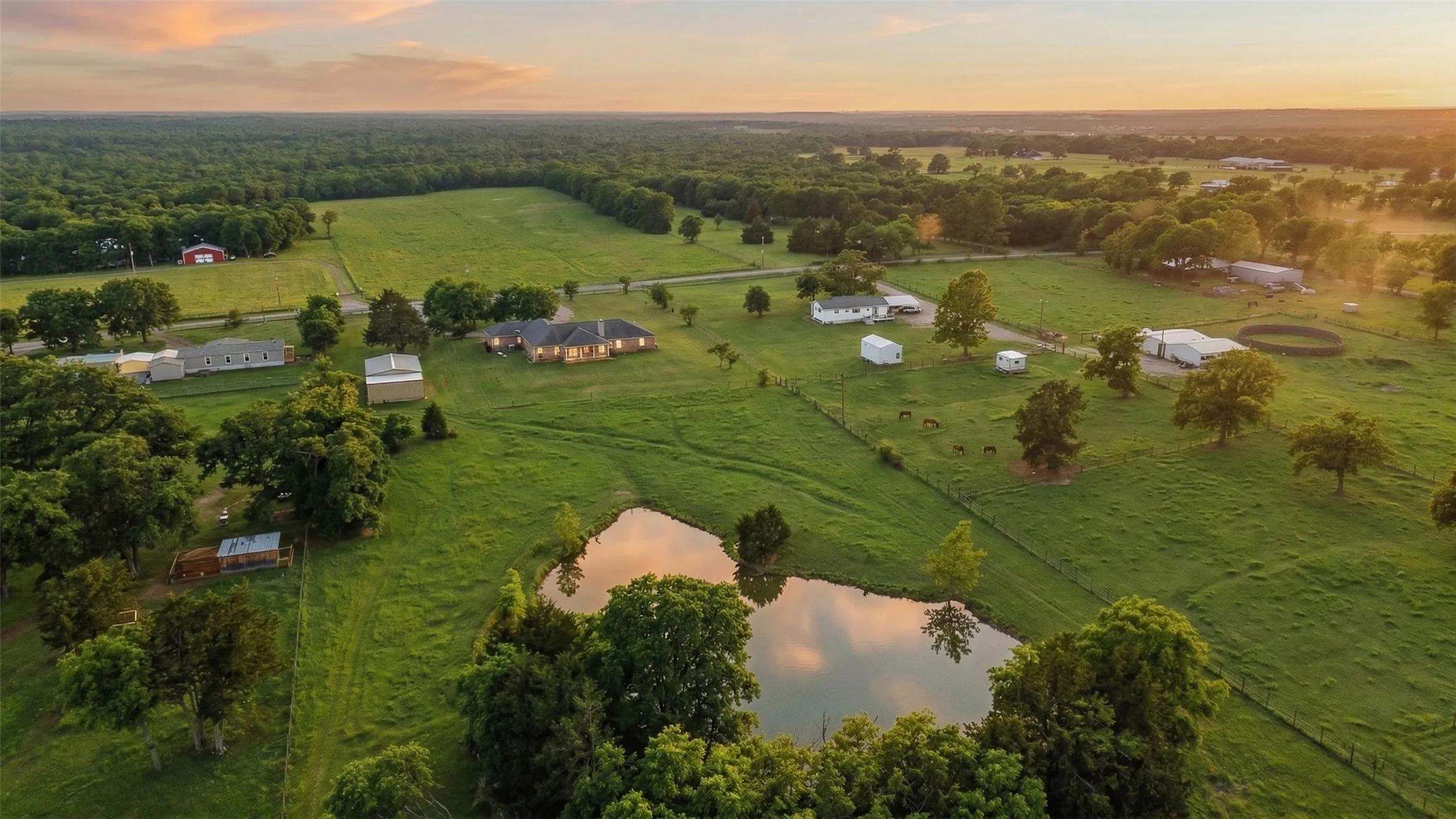 Single Family Residence For Sale in Grayson County , 929 County Line Church Road, Whitesboro, Texas 76273, 4 Bedroom, 4 Bathroom, 2 Garage spaces, 3,728 Sqft, built in 1996, mls#20967541, Real Estate Agent in Whitesboro, Homes For Sale in Grayson county, Homes For Sale in Whitesboro, Realtor in Whitesboro Texas, Real Estate Brokerage Independent Realty Texas, Luminita Cordes Realtor
