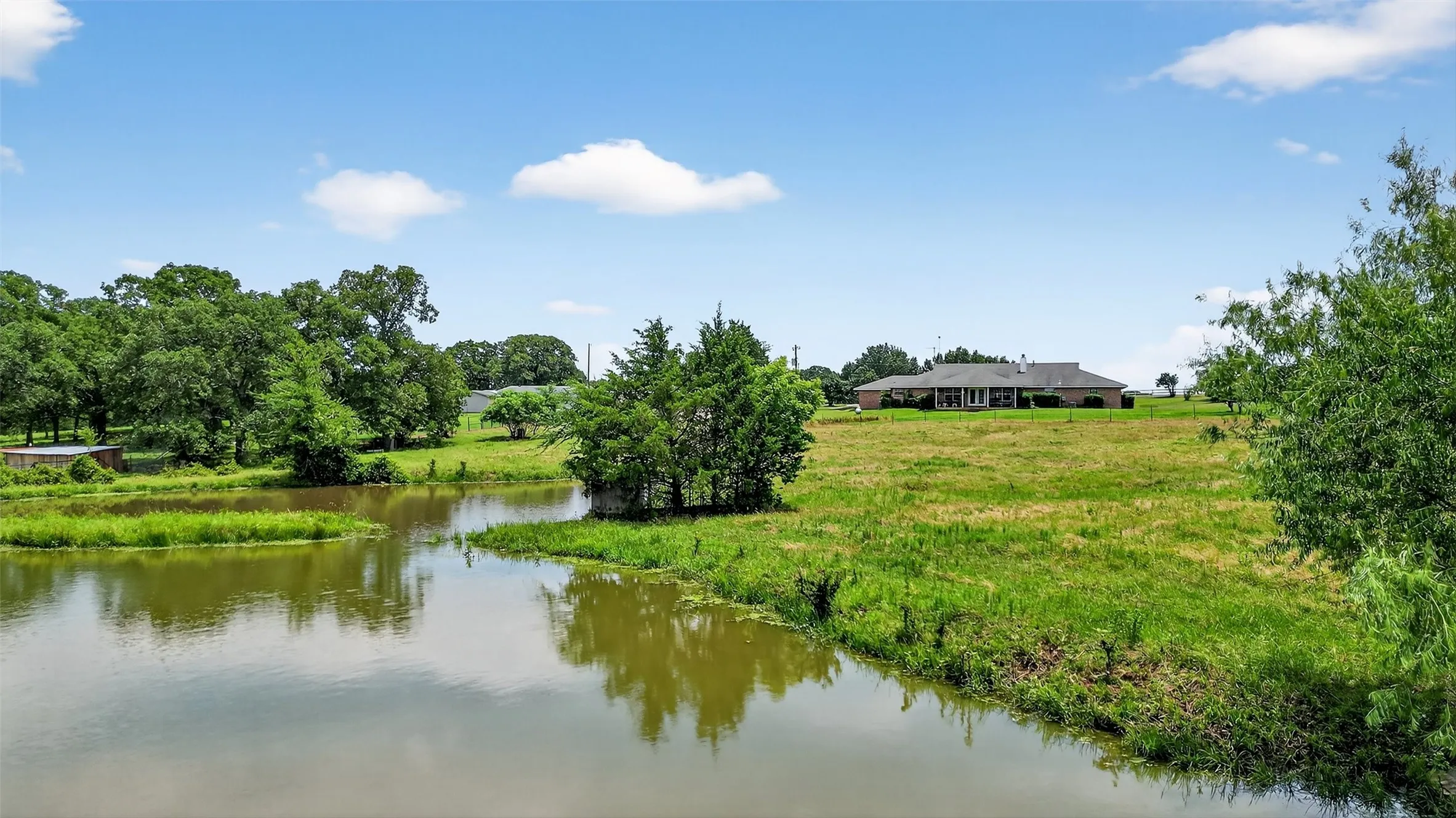Single Family Residence For Sale in Grayson County , 929 County Line Church Road, Whitesboro, Texas 76273, 4 Bedroom, 4 Bathroom, 2 Garage spaces, 3,728 Sqft, built in 1996, mls#20967541, Real Estate Agent in Whitesboro, Homes For Sale in Grayson county, Homes For Sale in Whitesboro, Realtor in Whitesboro Texas, Real Estate Brokerage Independent Realty Texas, Luminita Cordes Realtor