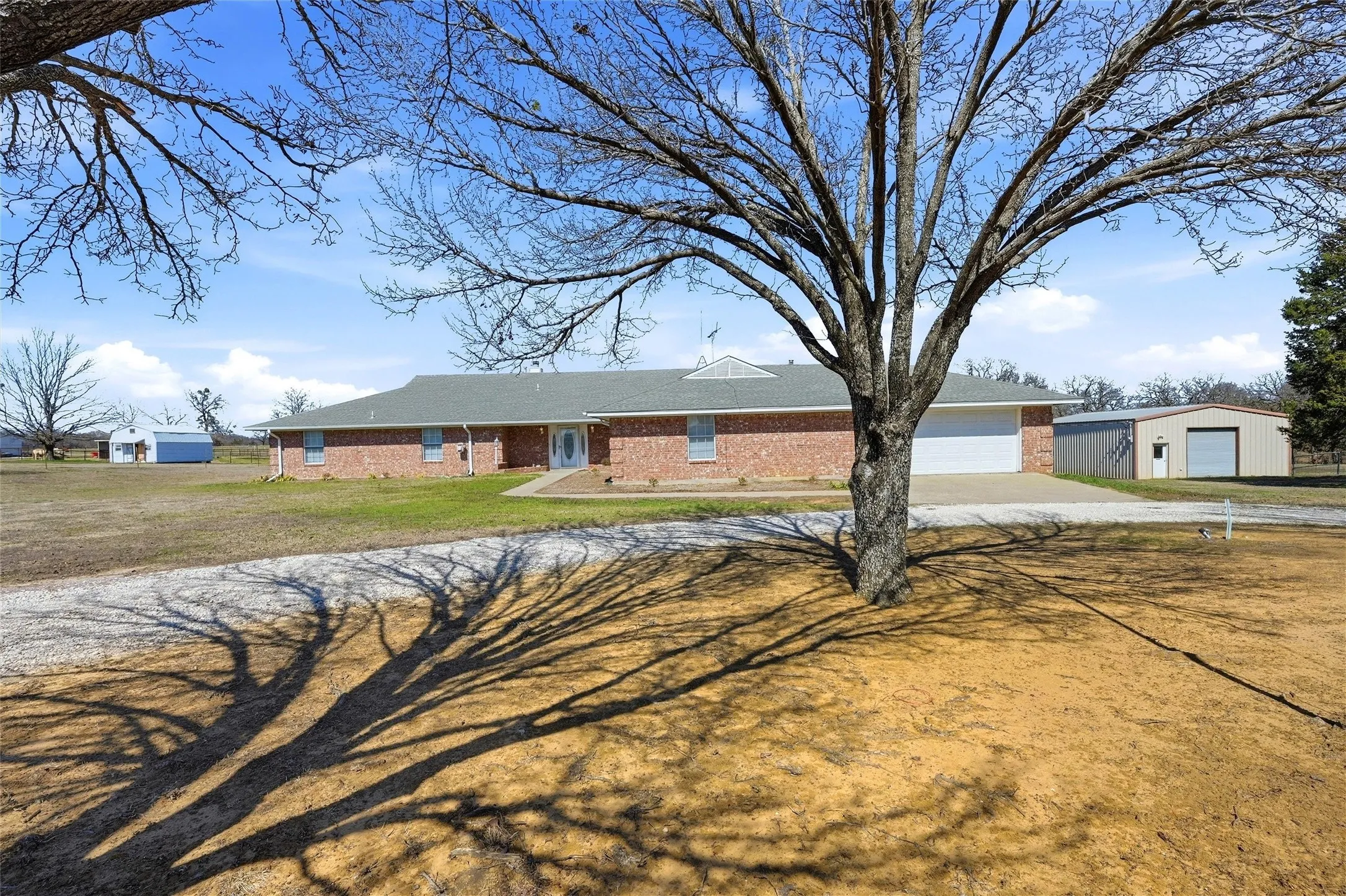 Single Family Residence For Sale in Grayson County , 929 County Line Church Road, Whitesboro, Texas 76273, 4 Bedroom, 4 Bathroom, 2 Garage spaces, 3,728 Sqft, built in 1996, mls#20967541, Real Estate Agent in Whitesboro, Homes For Sale in Grayson county, Homes For Sale in Whitesboro, Realtor in Whitesboro Texas, Real Estate Brokerage Independent Realty Texas, Luminita Cordes Realtor