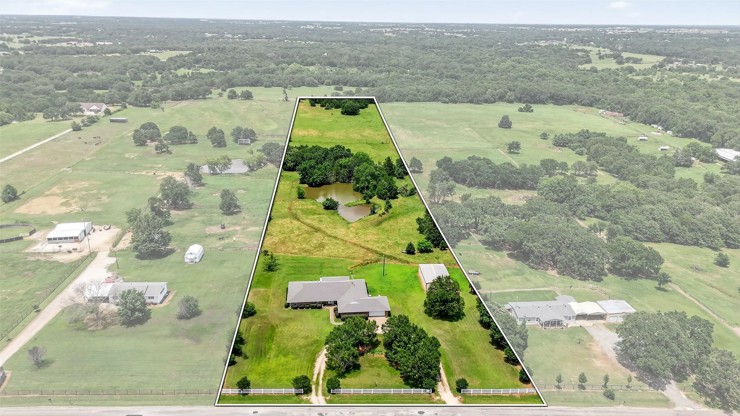 Single Family Residence For Sale in Grayson County , 929 County Line Church Road, Whitesboro, Texas 76273, 4 Bedroom, 4 Bathroom, 2 Garage spaces, 3,728 Sqft, built in 1996, mls#20967541, Real Estate Agent in Whitesboro, Homes For Sale in Grayson county, Homes For Sale in Whitesboro, Realtor in Whitesboro Texas, Real Estate Brokerage Independent Realty Texas, Luminita Cordes Realtor