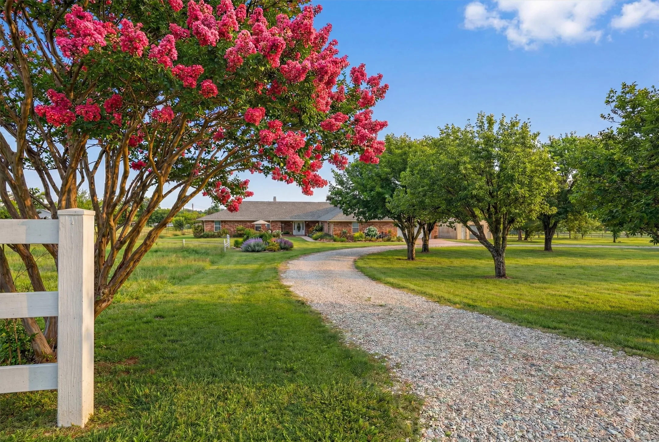 Single Family Residence For Sale in Grayson County , 929 County Line Church Road, Whitesboro, Texas 76273, 4 Bedroom, 4 Bathroom, 2 Garage spaces, 3,728 Sqft, built in 1996, mls#20967541, Real Estate Agent in Whitesboro, Homes For Sale in Grayson county, Homes For Sale in Whitesboro, Realtor in Whitesboro Texas, Real Estate Brokerage Independent Realty Texas, Luminita Cordes Realtor