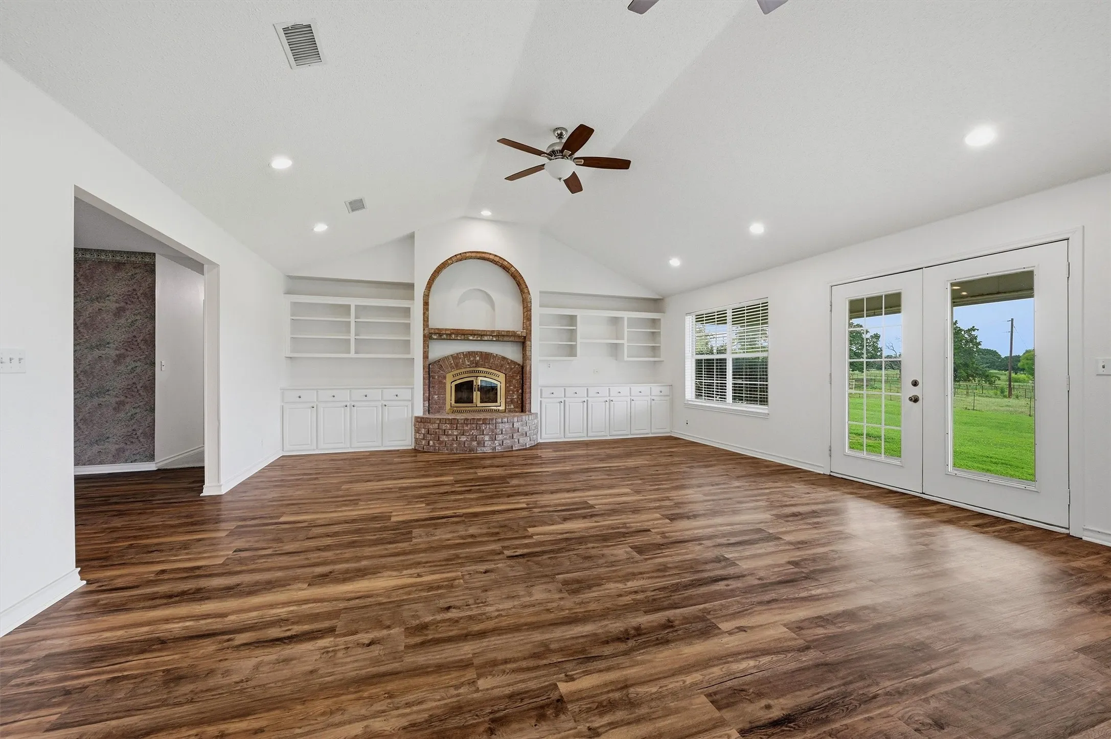 Single Family Residence For Sale in Grayson County , 929 County Line Church Road, Whitesboro, Texas 76273, 4 Bedroom, 4 Bathroom, 2 Garage spaces, 3,728 Sqft, built in 1996, mls#20967541, Real Estate Agent in Whitesboro, Homes For Sale in Grayson county, Homes For Sale in Whitesboro, Realtor in Whitesboro Texas, Real Estate Brokerage Independent Realty Texas, Luminita Cordes Realtor
