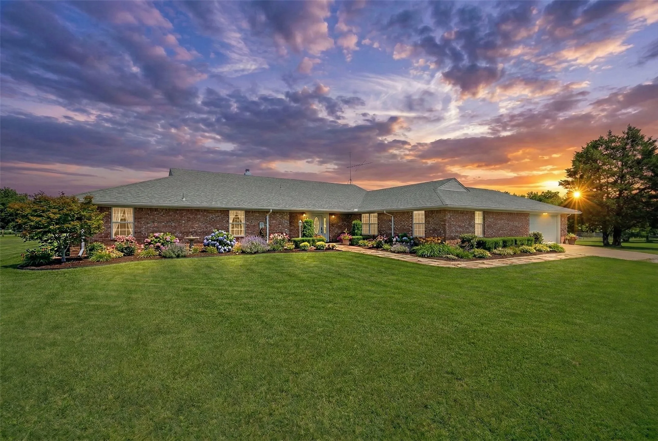 Single Family Residence For Sale in Grayson County , 929 County Line Church Road, Whitesboro, Texas 76273, 4 Bedroom, 4 Bathroom, 2 Garage spaces, 3,728 Sqft, built in 1996, mls#20967541, Real Estate Agent in Whitesboro, Homes For Sale in Grayson county, Homes For Sale in Whitesboro, Realtor in Whitesboro Texas, Real Estate Brokerage Independent Realty Texas, Luminita Cordes Realtor