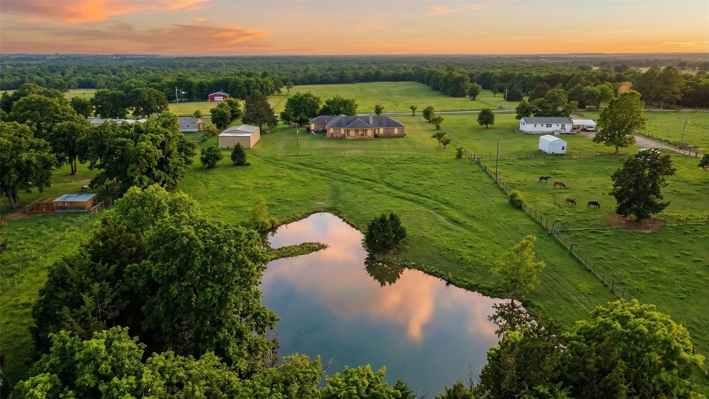 Single Family Residence For Sale in Grayson County , 929 County Line Church Road, Whitesboro, Texas 76273, 4 Bedroom, 4 Bathroom, 2 Garage spaces, 3,728 Sqft, built in 1996, mls#20967541, Real Estate Agent in Whitesboro, Homes For Sale in Grayson county, Homes For Sale in Whitesboro, Realtor in Whitesboro Texas, Real Estate Brokerage Independent Realty Texas, Luminita Cordes Realtor