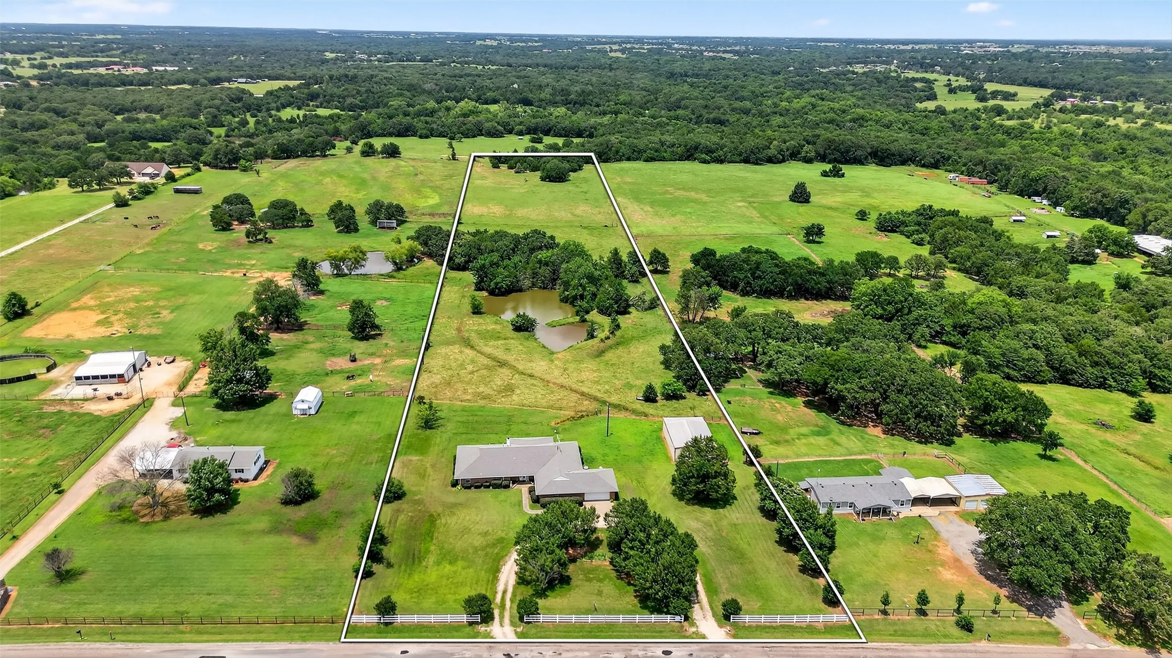 Single Family Residence For Sale in Grayson County , 929 County Line Church Road, Whitesboro, Texas 76273, 4 Bedroom, 4 Bathroom, 2 Garage spaces, 3,728 Sqft, built in 1996, mls#20967541, Real Estate Agent in Whitesboro, Homes For Sale in Grayson county, Homes For Sale in Whitesboro, Realtor in Whitesboro Texas, Real Estate Brokerage Independent Realty Texas, Luminita Cordes Realtor