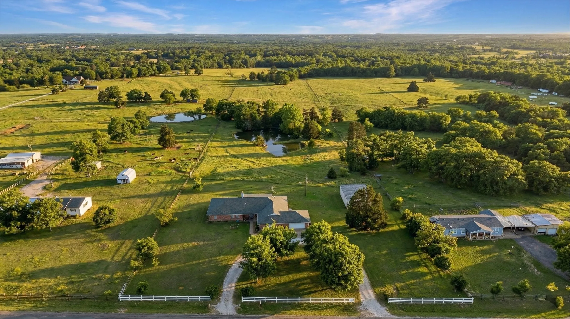 Single Family Residence For Sale in Grayson County , 929 County Line Church Road, Whitesboro, Texas 76273, 4 Bedroom, 4 Bathroom, 2 Garage spaces, 3,728 Sqft, built in 1996, mls#20967541, Real Estate Agent in Whitesboro, Homes For Sale in Grayson county, Homes For Sale in Whitesboro, Realtor in Whitesboro Texas, Real Estate Brokerage Independent Realty Texas, Luminita Cordes Realtor