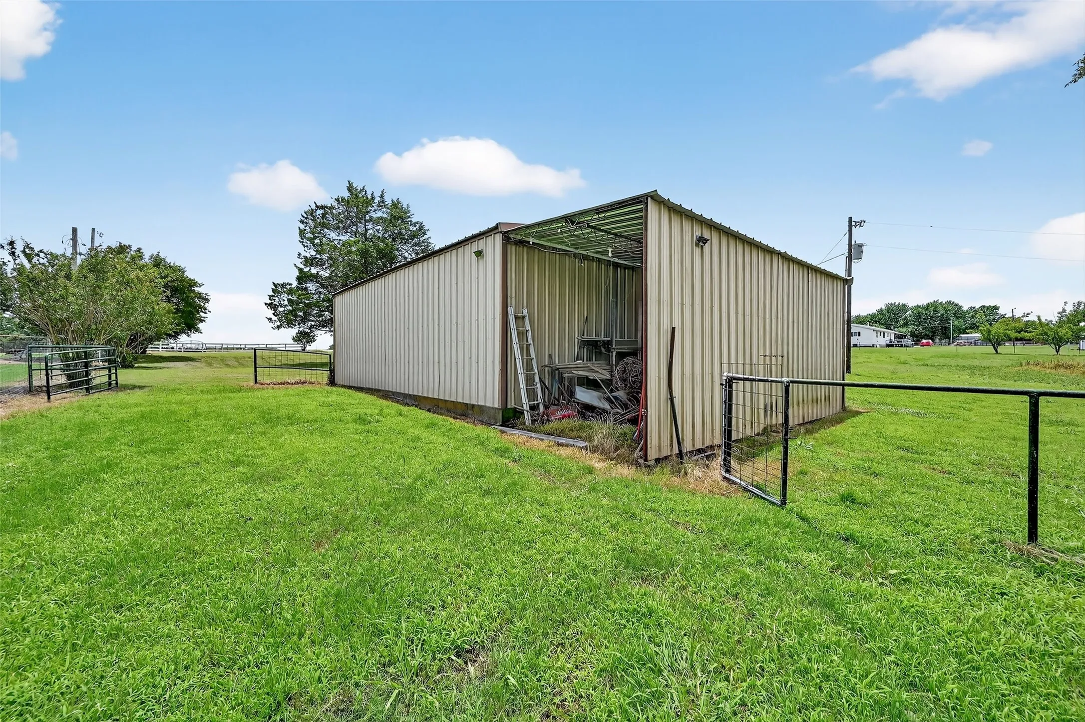 Single Family Residence For Sale in Grayson County , 929 County Line Church Road, Whitesboro, Texas 76273, 4 Bedroom, 4 Bathroom, 2 Garage spaces, 3,728 Sqft, built in 1996, mls#20967541, Real Estate Agent in Whitesboro, Homes For Sale in Grayson county, Homes For Sale in Whitesboro, Realtor in Whitesboro Texas, Real Estate Brokerage Independent Realty Texas, Luminita Cordes Realtor