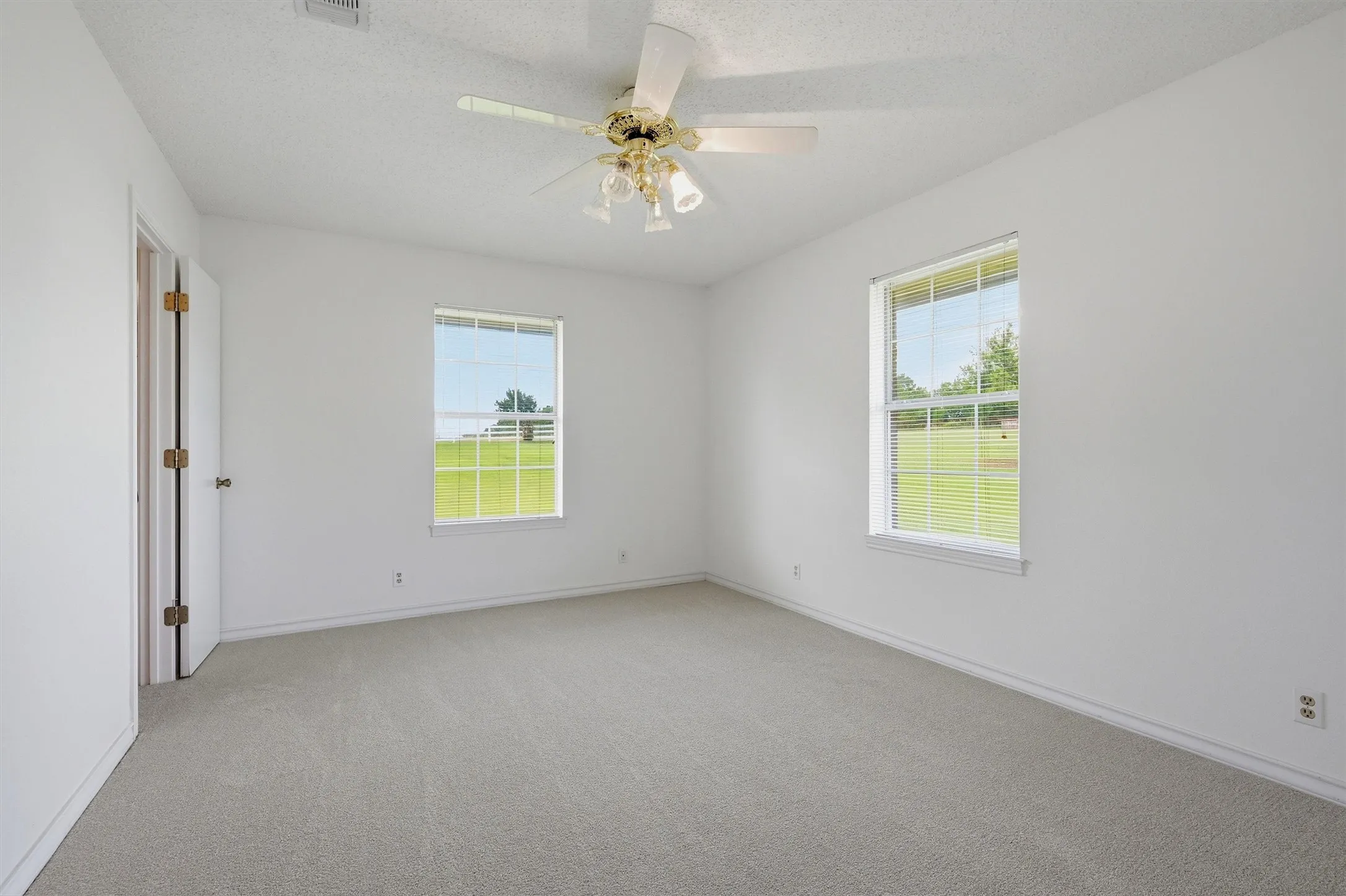 Single Family Residence For Sale in Grayson County , 929 County Line Church Road, Whitesboro, Texas 76273, 4 Bedroom, 4 Bathroom, 2 Garage spaces, 3,728 Sqft, built in 1996, mls#20967541, Real Estate Agent in Whitesboro, Homes For Sale in Grayson county, Homes For Sale in Whitesboro, Realtor in Whitesboro Texas, Real Estate Brokerage Independent Realty Texas, Luminita Cordes Realtor