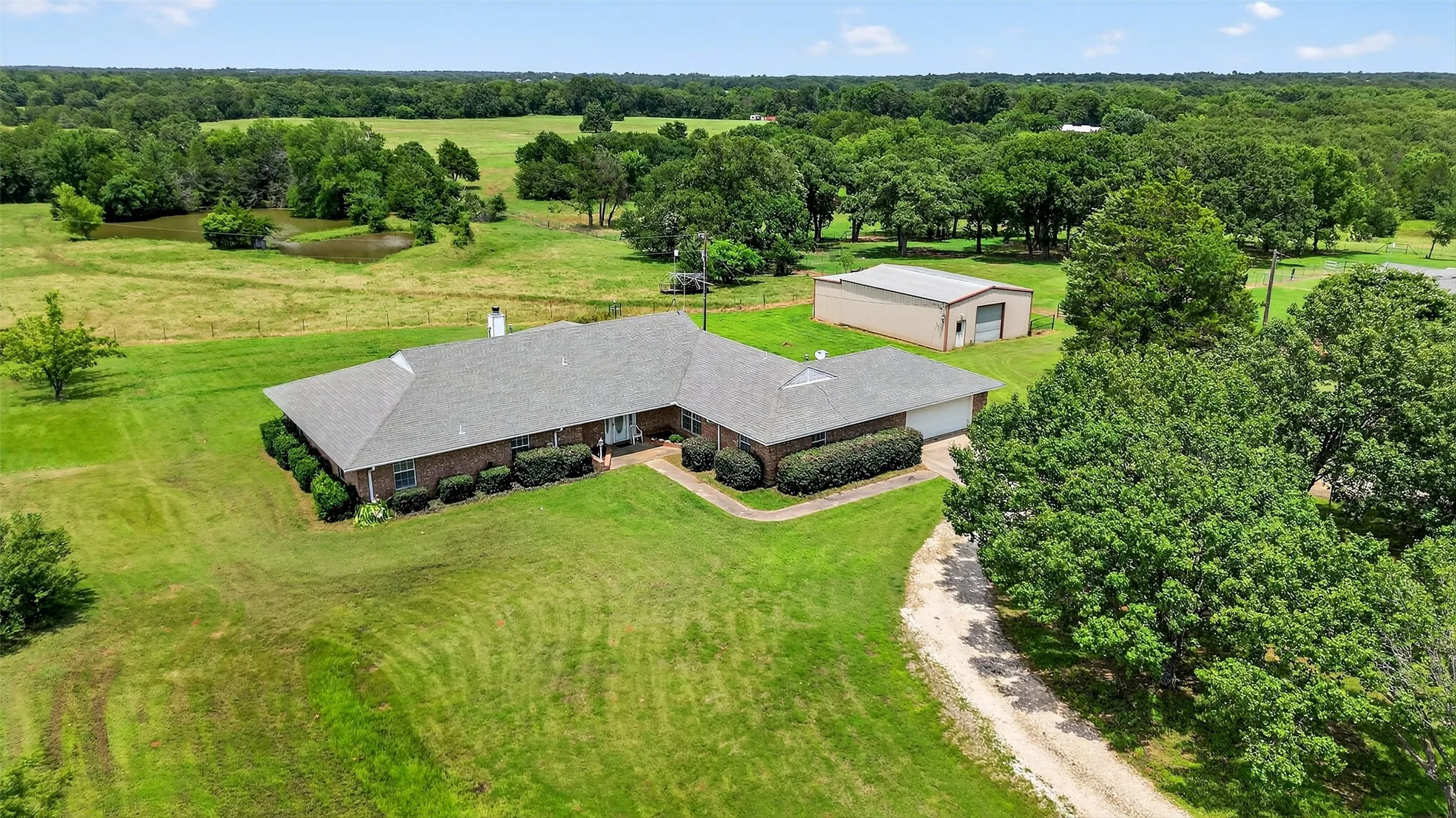 Single Family Residence For Sale in Grayson County , 929 County Line Church Road, Whitesboro, Texas 76273, 4 Bedroom, 4 Bathroom, 2 Garage spaces, 3,728 Sqft, built in 1996, mls#20967541, Real Estate Agent in Whitesboro, Homes For Sale in Grayson county, Homes For Sale in Whitesboro, Realtor in Whitesboro Texas, Real Estate Brokerage Independent Realty Texas, Luminita Cordes Realtor