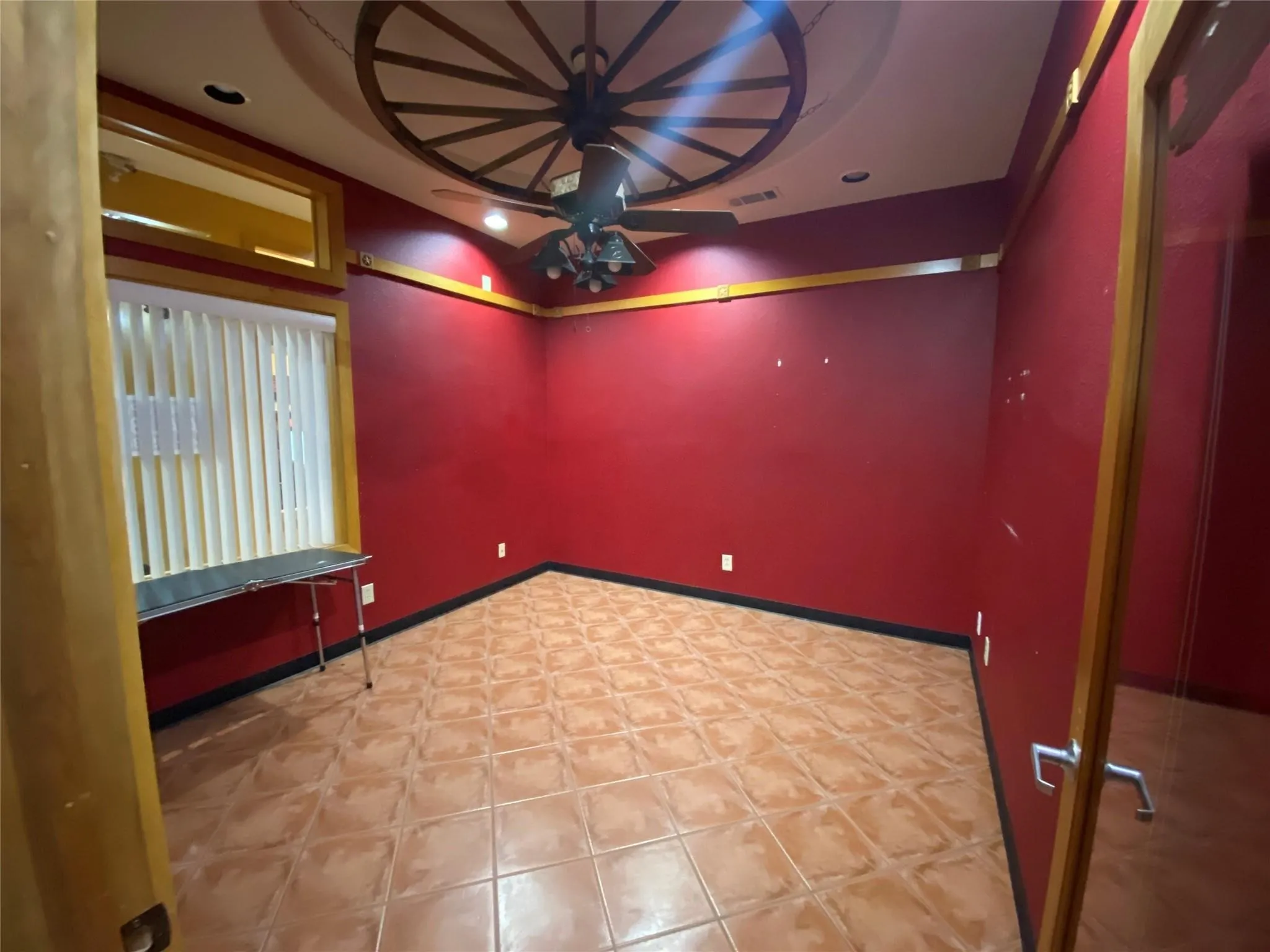 Empty room with ceiling fan