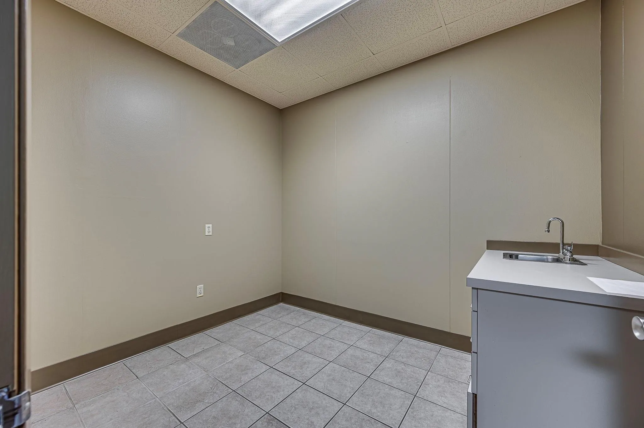 Office For Rent in Ellis County , 601 S Clay Street 103, Ennis, Texas 75119, 0, 0, Garage spaces, 0 Sqft, built in 1987, Preowned, Price $1,800, mls#20971840, Real Estate Agent in Ennis, Homes For Rent in Ellis county, Homes For Rent in Ennis, Realtor in Ennis Texas, Real Estate Brokerage Independent Realty Texas, Luminita Cordes Realtor
