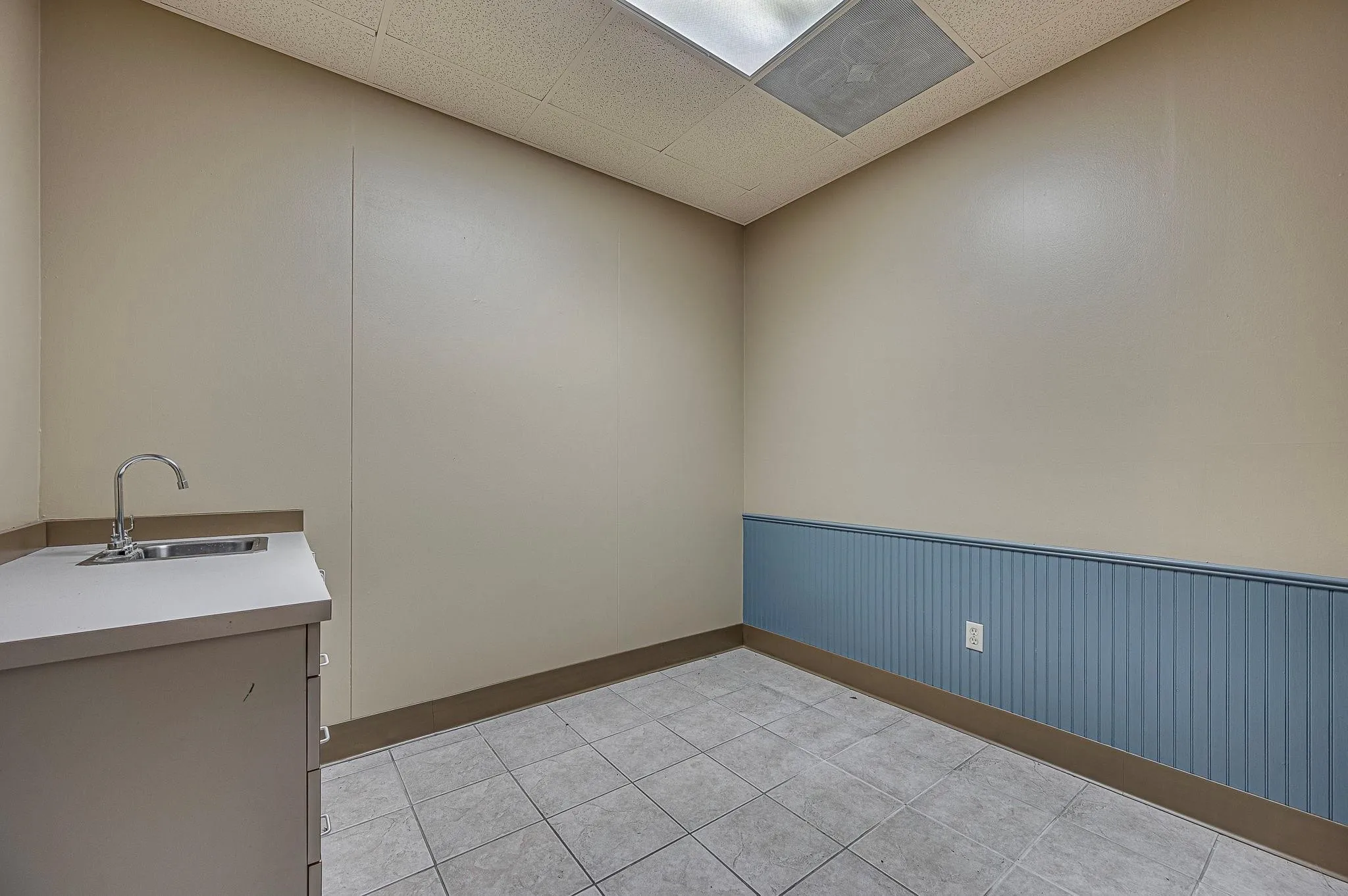 Office For Rent in Ellis County , 601 S Clay Street 103, Ennis, Texas 75119, 0, 0, Garage spaces, 0 Sqft, built in 1987, Preowned, Price $1,800, mls#20971840, Real Estate Agent in Ennis, Homes For Rent in Ellis county, Homes For Rent in Ennis, Realtor in Ennis Texas, Real Estate Brokerage Independent Realty Texas, Luminita Cordes Realtor