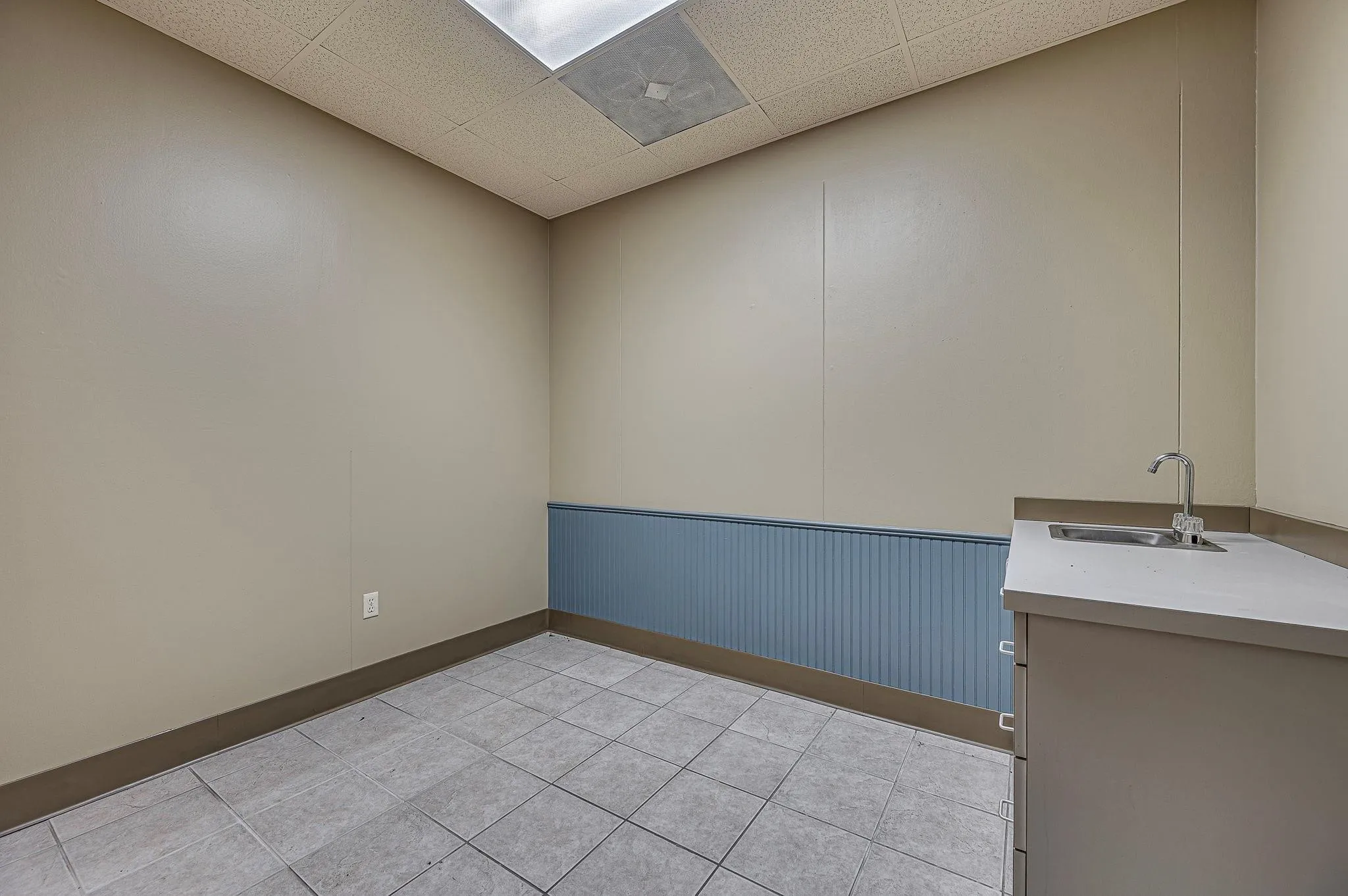 Office For Rent in Ellis County , 601 S Clay Street 103, Ennis, Texas 75119, 0, 0, Garage spaces, 0 Sqft, built in 1987, Preowned, Price $1,800, mls#20971840, Real Estate Agent in Ennis, Homes For Rent in Ellis county, Homes For Rent in Ennis, Realtor in Ennis Texas, Real Estate Brokerage Independent Realty Texas, Luminita Cordes Realtor