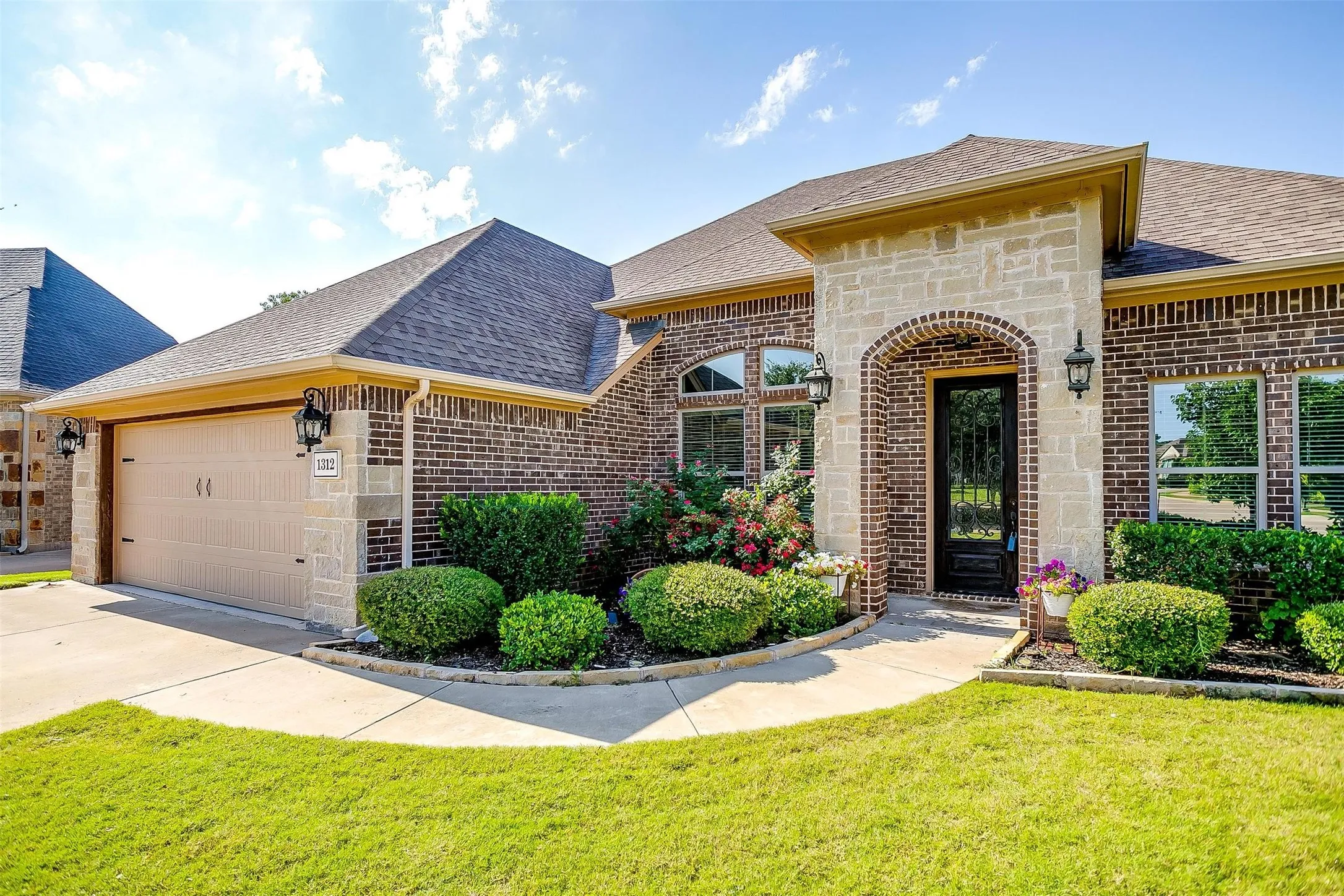 Single Family Residence For Sale in Hood County , 1312 Prestwick Court, Granbury, Texas 76048, 3 Bedroom, 2 Bathroom, 2 Garage spaces, 2,310 Sqft, built in 2018, Preowned, mls#20969992, Real Estate Agent in Granbury, Homes For Sale in Hood county, Homes For Sale in Granbury, Realtor in Granbury Texas, Real Estate Brokerage Independent Realty Texas, Luminita Cordes Realtor