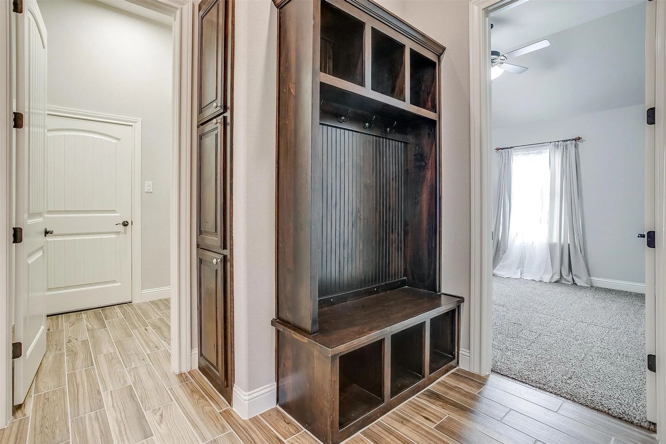Mudroom featuring wood tiled floors and a ceiling fan