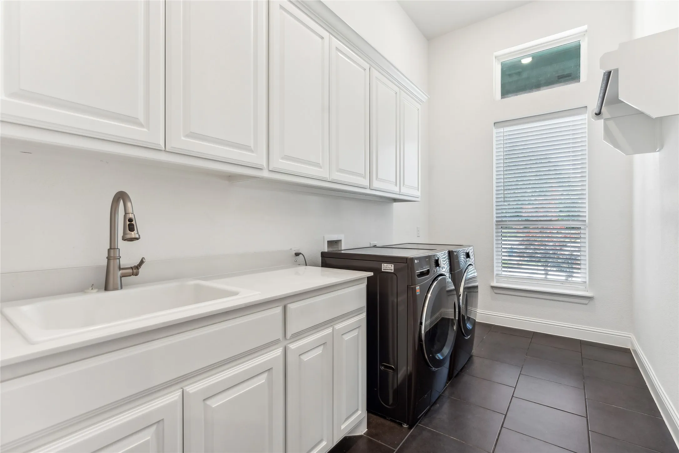 Single Family Residence For Sale in Denton County , 7637 W Shore Drive, The Colony, Texas 75056, 5 Bedroom, 5 Bathroom, 2 Garage spaces, 3,282 Sqft, built in 2021, mls#20972215, Real Estate Agent in The Colony, Homes For Sale in Denton county, Homes For Sale in The Colony, Realtor in The Colony Texas, Real Estate Brokerage Independent Realty Texas, Luminita Cordes Realtor
