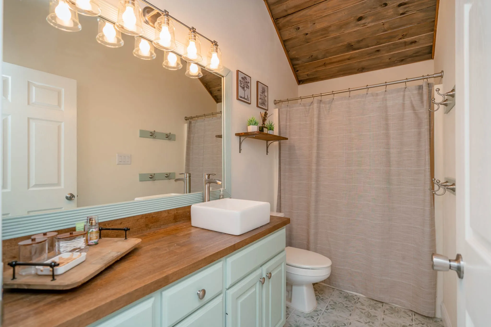 Single Family Residence For Sale in Wood County , 234 Spring Lake Knoll Trail, Holly Lake Ranch, Texas 75765, 3 Bedroom, 2 Bathroom, 2 Garage spaces, 1,971 Sqft, built in 1998, mls#20973193, Real Estate Agent in Holly Lake Ranch, Homes For Sale in Wood county, Homes For Sale in Holly Lake Ranch, Realtor in Holly Lake Ranch Texas, Real Estate Brokerage Independent Realty Texas, Luminita Cordes Realtor