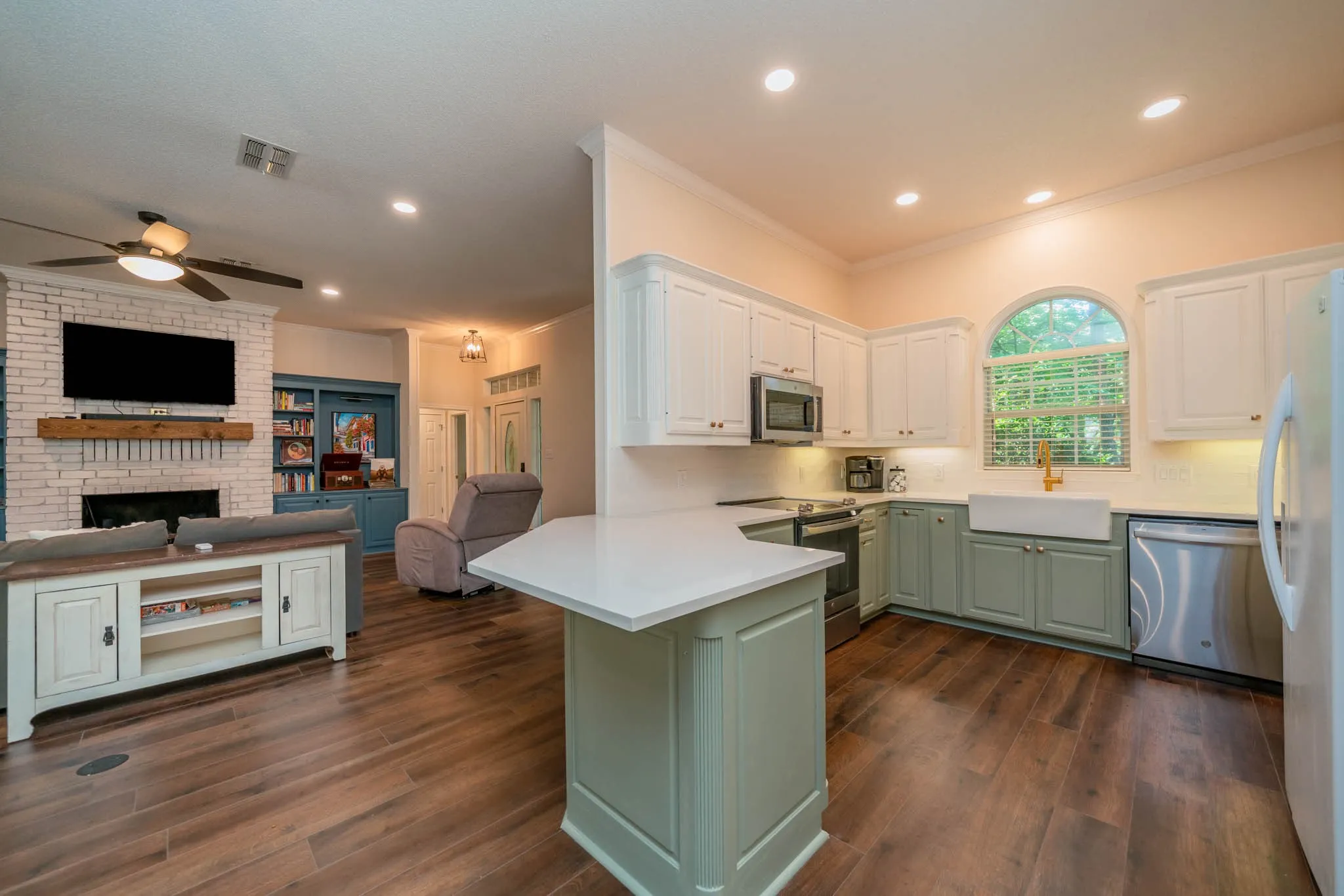 Single Family Residence For Sale in Wood County , 234 Spring Lake Knoll Trail, Holly Lake Ranch, Texas 75765, 3 Bedroom, 2 Bathroom, 2 Garage spaces, 1,971 Sqft, built in 1998, mls#20973193, Real Estate Agent in Holly Lake Ranch, Homes For Sale in Wood county, Homes For Sale in Holly Lake Ranch, Realtor in Holly Lake Ranch Texas, Real Estate Brokerage Independent Realty Texas, Luminita Cordes Realtor