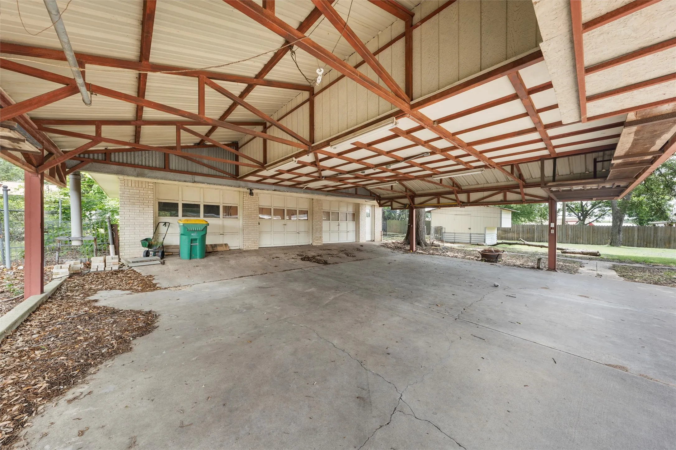 Single Family Residence For Sale in Mc Lennan County , 631 N Robinson Drive, Robinson, Texas 76706, 3 Bedroom, 2 Bathroom, 3 Garage spaces, 1,958 Sqft, built in 1959, mls#20973102, Real Estate Agent in Robinson, Homes For Sale in Mc Lennan county, Homes For Sale in Robinson, Realtor in Robinson Texas, Real Estate Brokerage Independent Realty Texas, Luminita Cordes Realtor