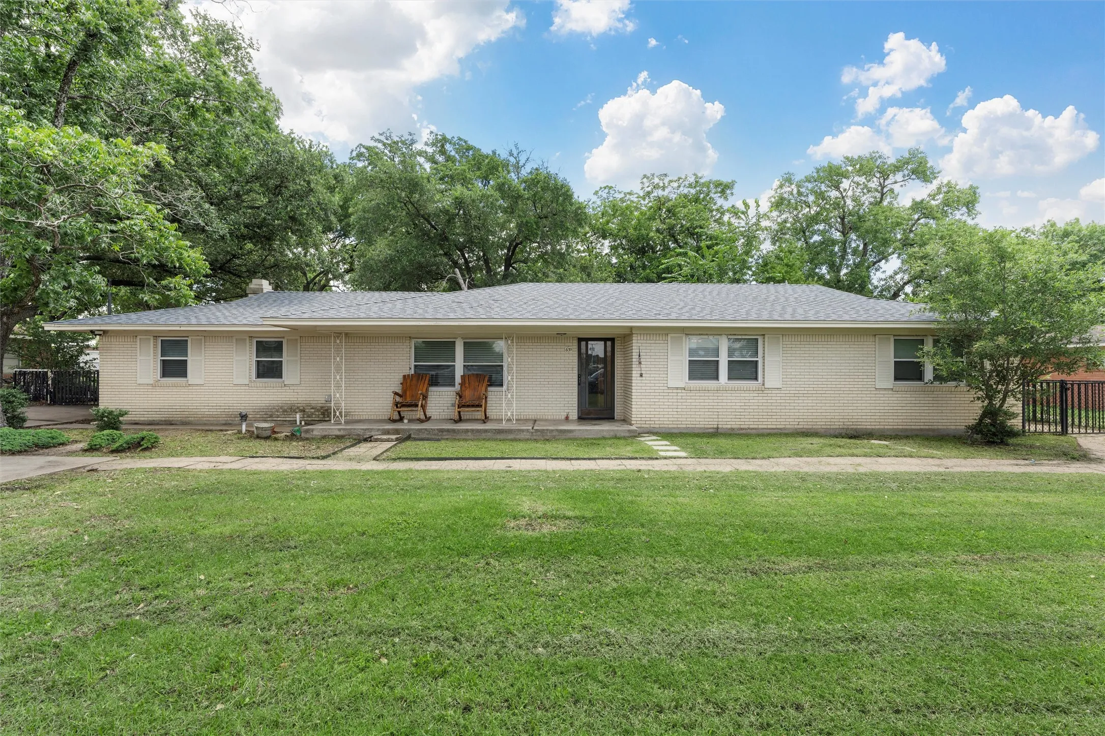 Single Family Residence For Sale in Mc Lennan County , 631 N Robinson Drive, Robinson, Texas 76706, 3 Bedroom, 2 Bathroom, 3 Garage spaces, 1,958 Sqft, built in 1959, mls#20973102, Real Estate Agent in Robinson, Homes For Sale in Mc Lennan county, Homes For Sale in Robinson, Realtor in Robinson Texas, Real Estate Brokerage Independent Realty Texas, Luminita Cordes Realtor