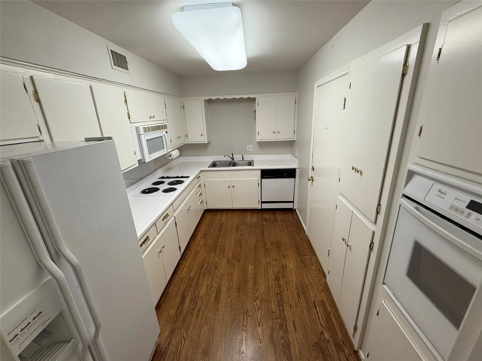 Condominium For Rent in Dallas County , 8604 Baltimore Drive 5, Dallas, Texas 75225, 2 Bedroom, 2 Bathroom, Garage spaces, 1,427 Sqft, built in 1958, mls#20973522, Real Estate Agent in Dallas, Homes For Rent in Dallas county, Homes For Rent in Dallas, Realtor in Dallas Texas, Real Estate Brokerage Independent Realty Texas, Luminita Cordes Realtor