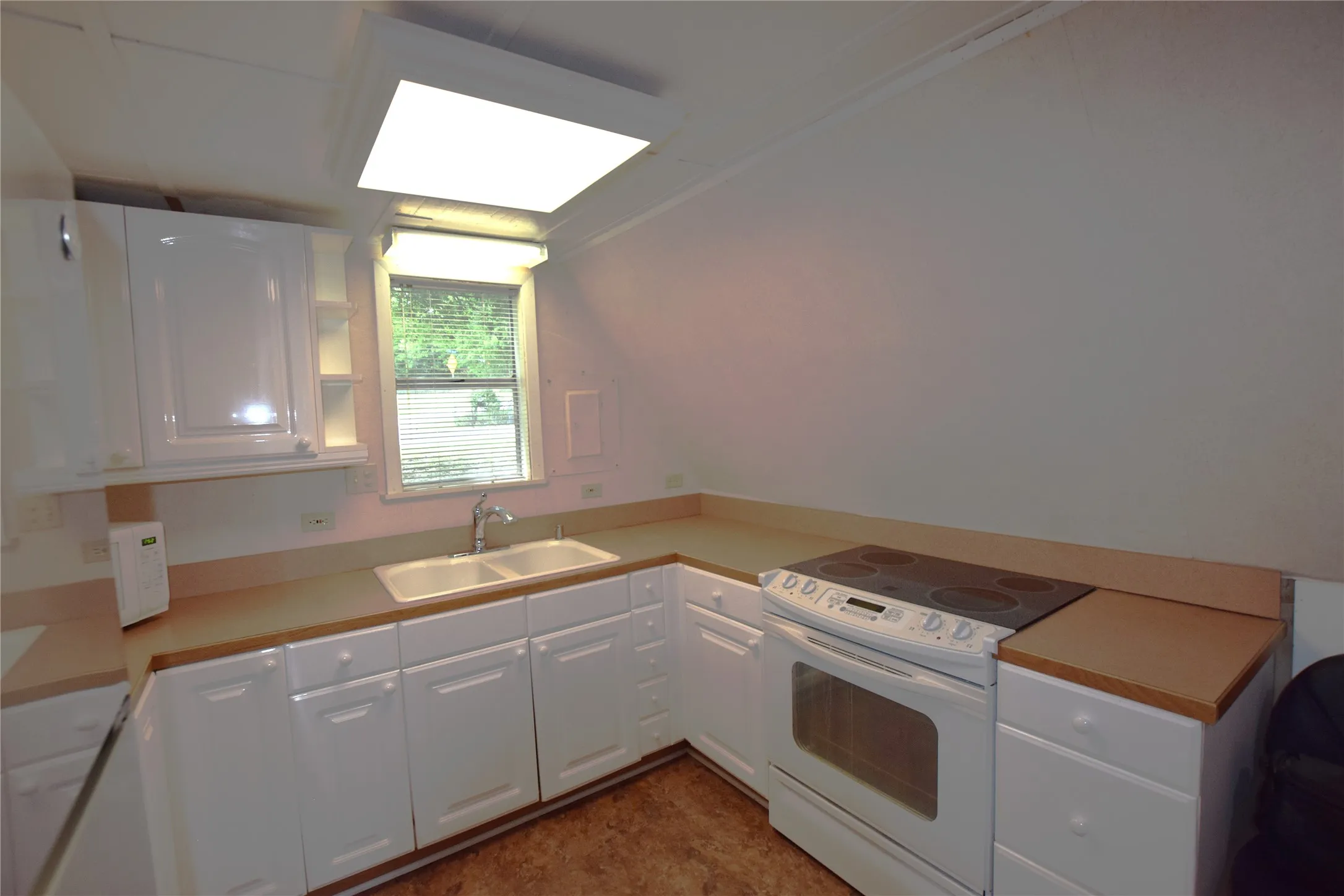 Single Family Residence For Sale in Parker County , 914 W Lake Drive, Weatherford, Texas 76087, 1 Bedroom, 1 Bathroom, Garage spaces, 1,082 Sqft, built in 0, Preowned, mls#20973109, Real Estate Agent in Weatherford, Homes For Sale in Parker county, Homes For Sale in Weatherford, Realtor in Weatherford Texas, Real Estate Brokerage Independent Realty Texas, Luminita Cordes Realtor